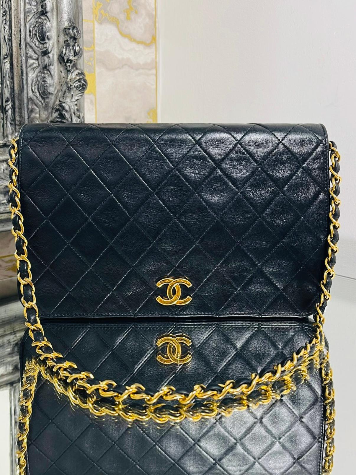 Chanel Vintage Timeless Single Flap Bag

Cuir noir à piqûres de diamant et accessoires plaqués or 24k.

Le logo 'CC' et une bandoulière unique en chaîne et en cuir. Bourgogne

intérieur en cuir. Datant d'environ les années 1980. Pas de code de série