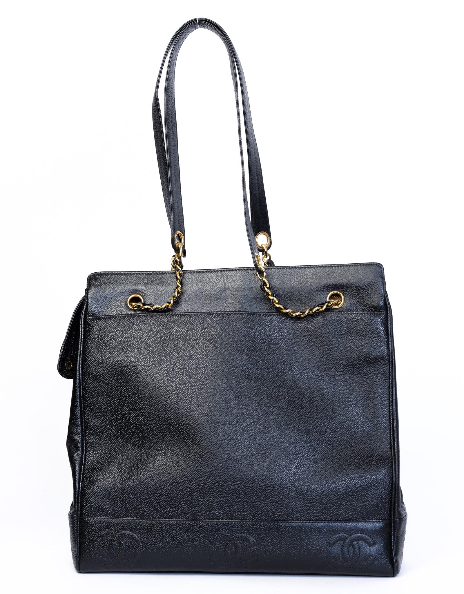 This Vintage Leather Triple Coco Shopping Bag Tote from the 1990’s is crafted in black leather. Featuring a triple interlocking CC logo embroidered on the front, a gold toned chain interlaced with leather connected to a leather strap with a top