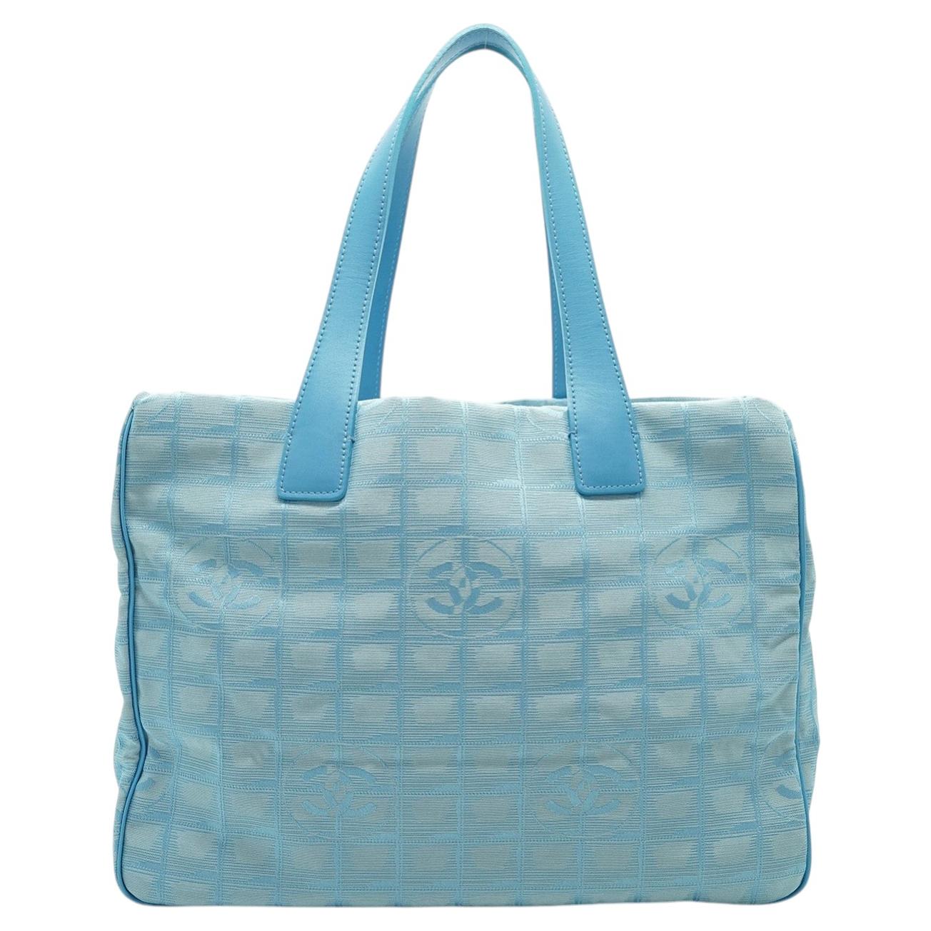 Chanel Vintage hellblaue Nylon-Tasche MM aus der neuen Travel-Kollektion im Angebot