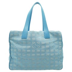 Sac fourre-tout MM Chanel Vintage en nylon bleu clair de la nouvelle collection « Travel Line »