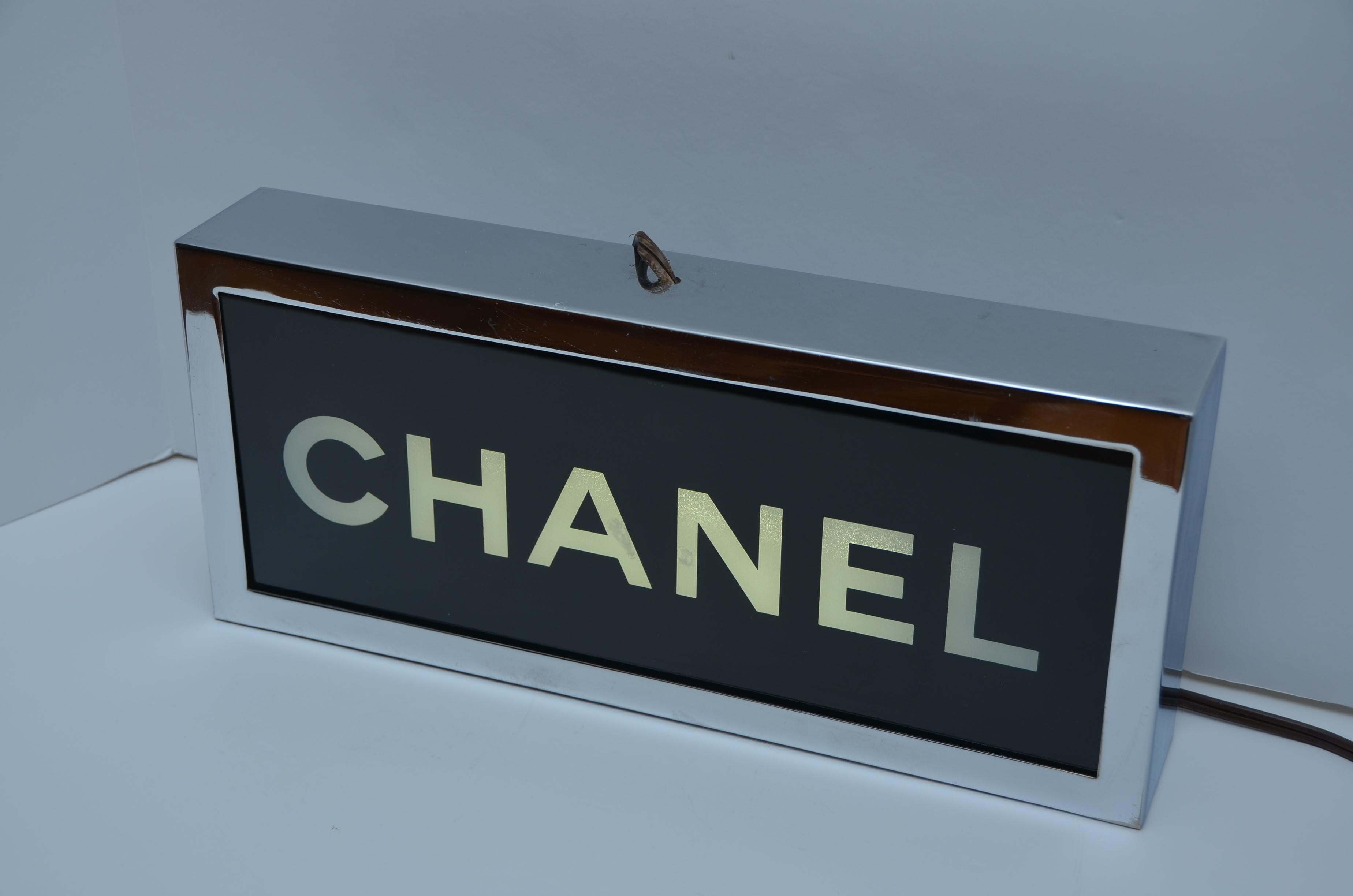 CHANEL vintage light
L'état est bon.
La lumière est en état de marche.
Mesures :  16