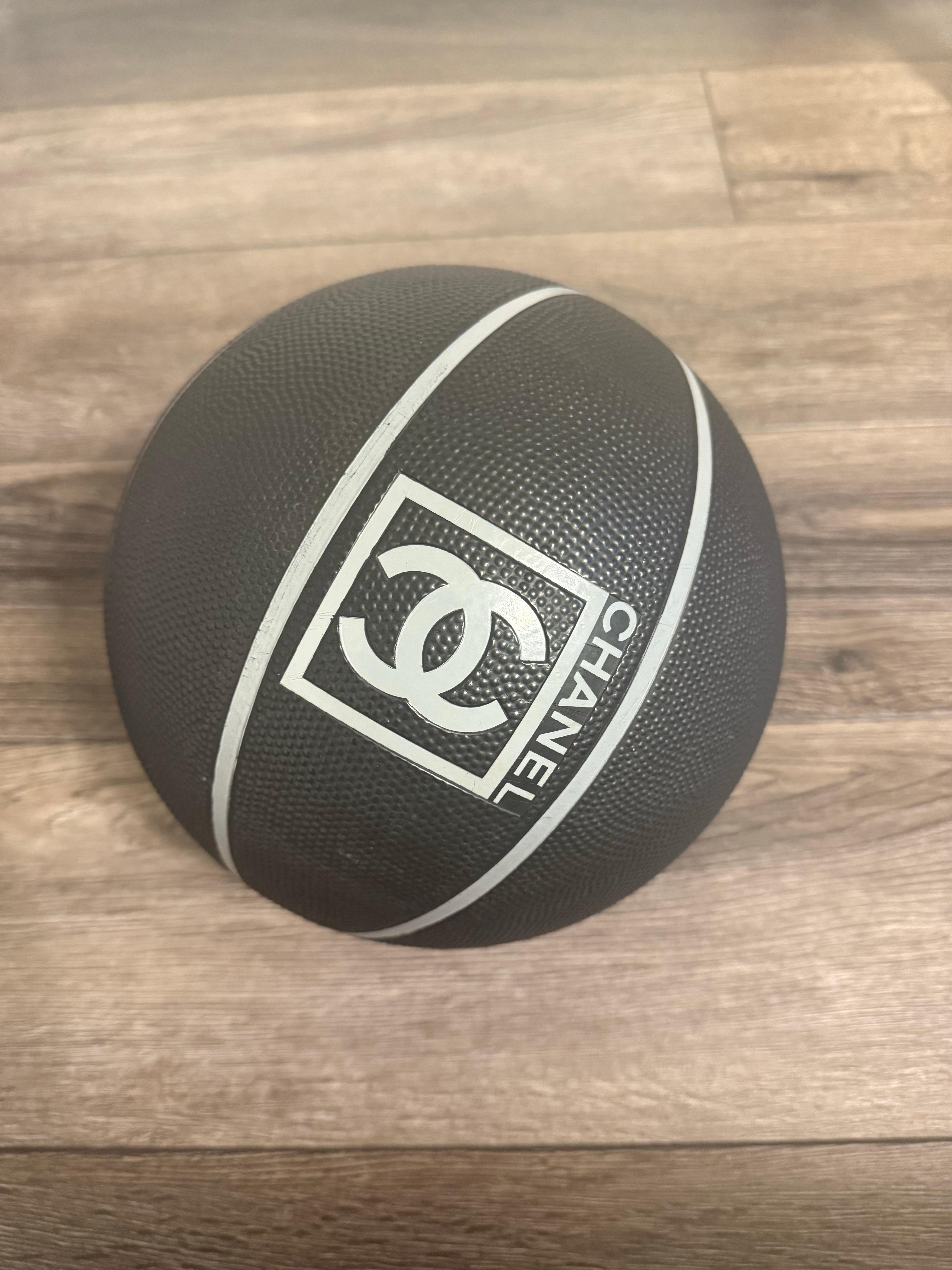 Oggetto da collezione! 
Pallone da basket Chanel in edizione limitata del 2004 
Condit : usato poco
Prodotto in Francia
Materiale: gomma granulata

INFORMAZIONI IMPORTANTI:
Questo articolo è un pezzo d'epoca usato e può presentare segni di usura