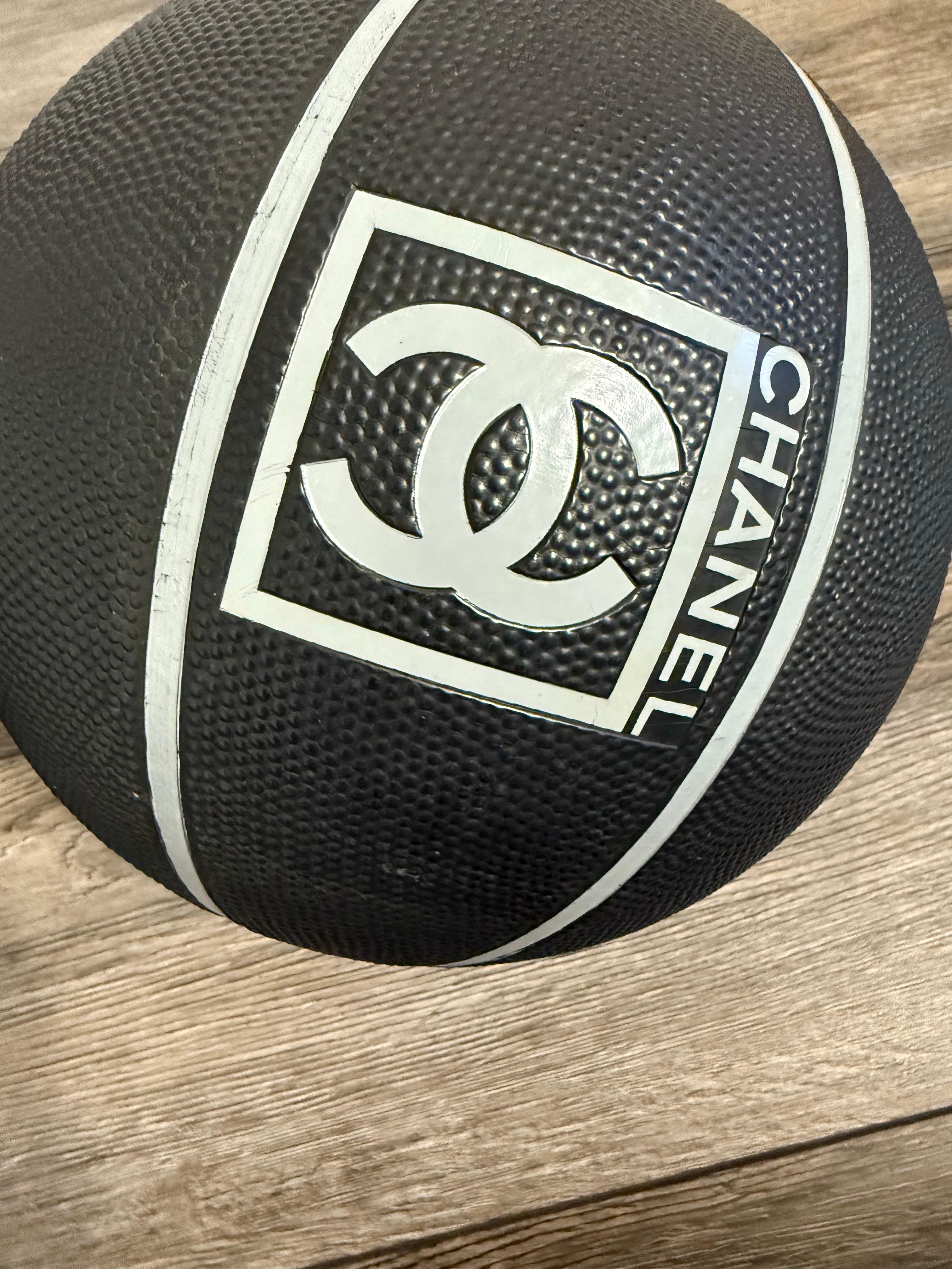 Pallone da basket Chanel Vintage Limited Edition, 2004 In condizioni buone in vendita a Bellevue, WA