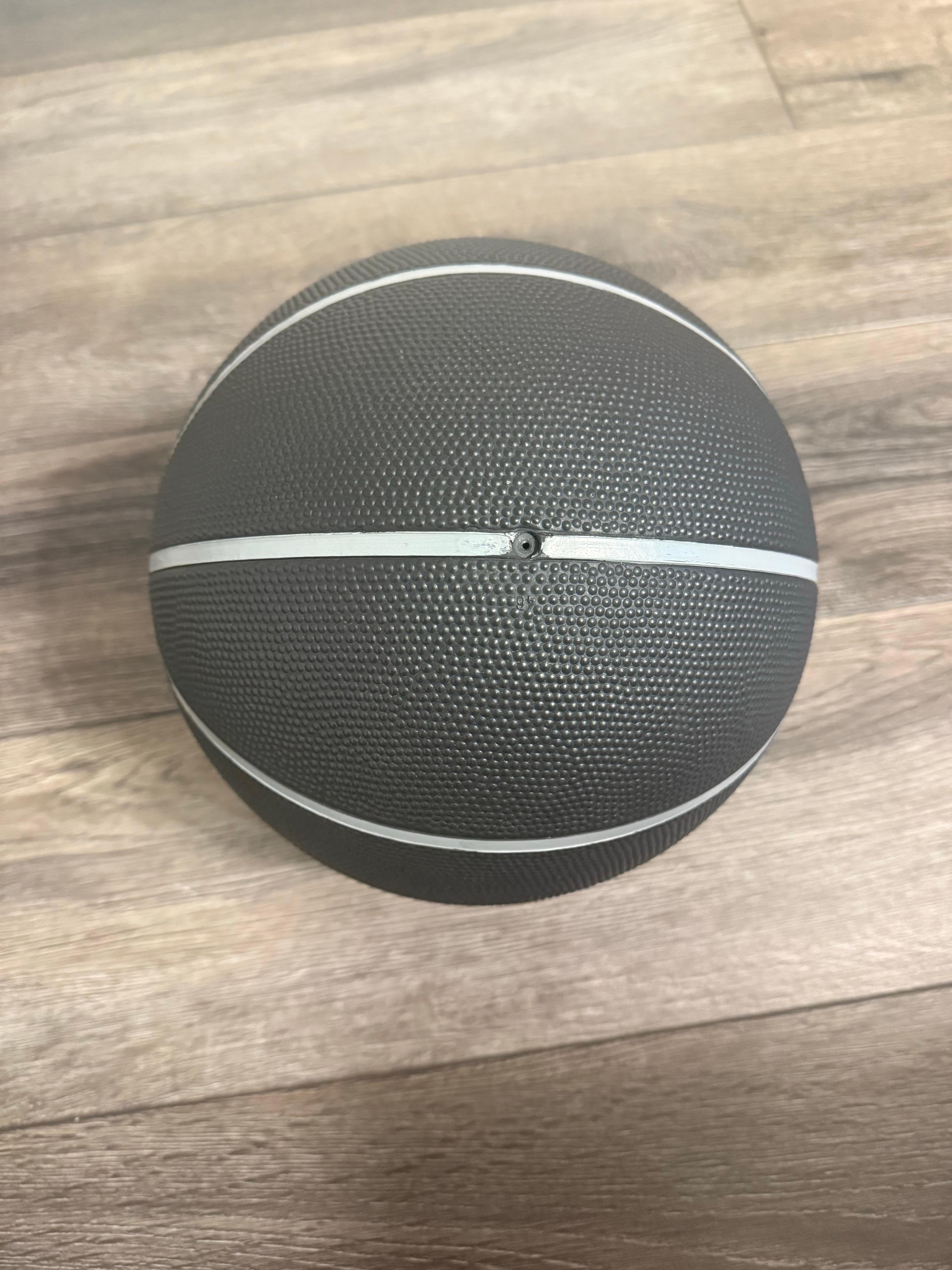 Pallone da basket Chanel Vintage Limited Edition, 2004 in vendita 1