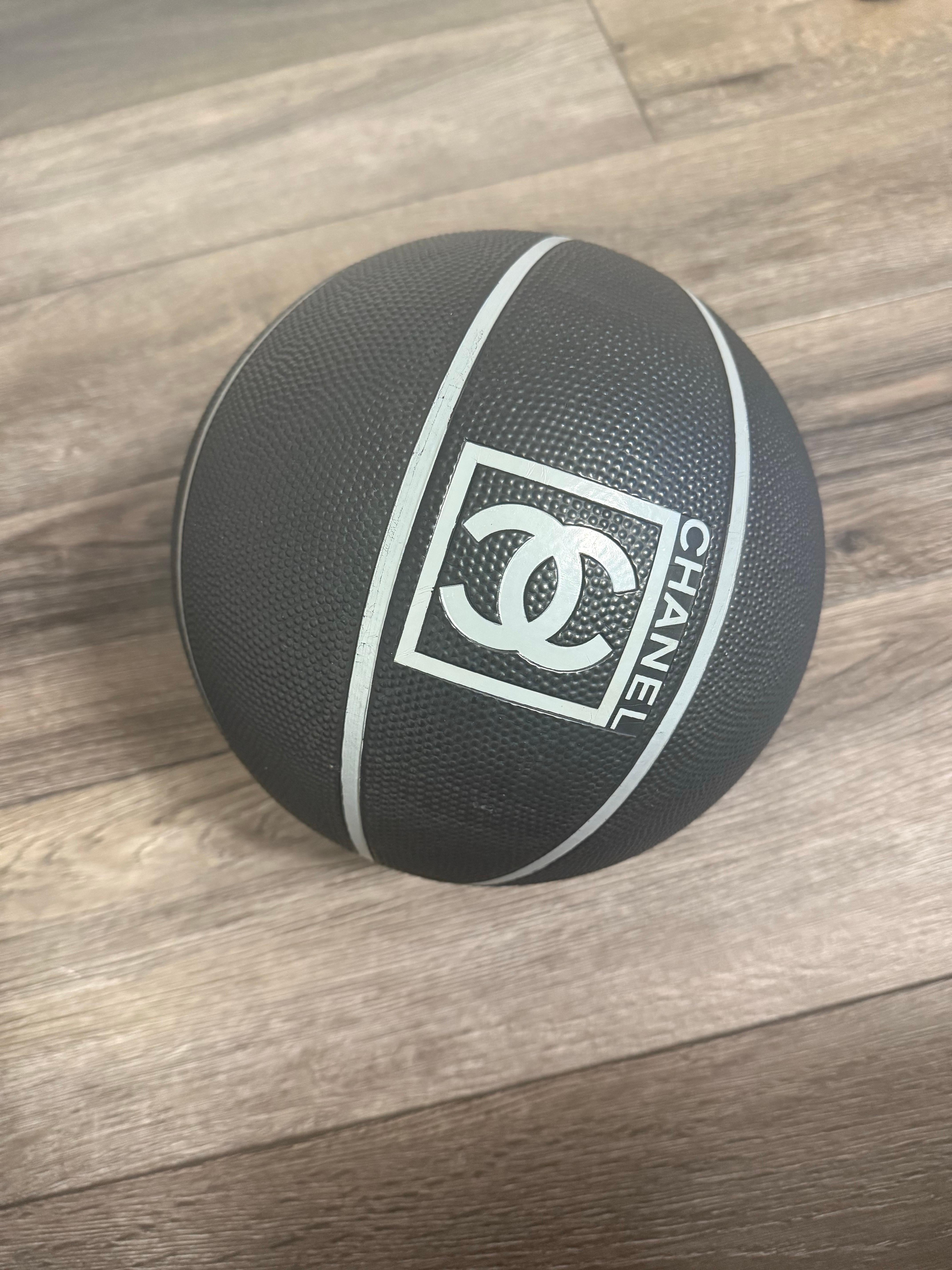 Pallone da basket Chanel Vintage Limited Edition, 2004 in vendita 2