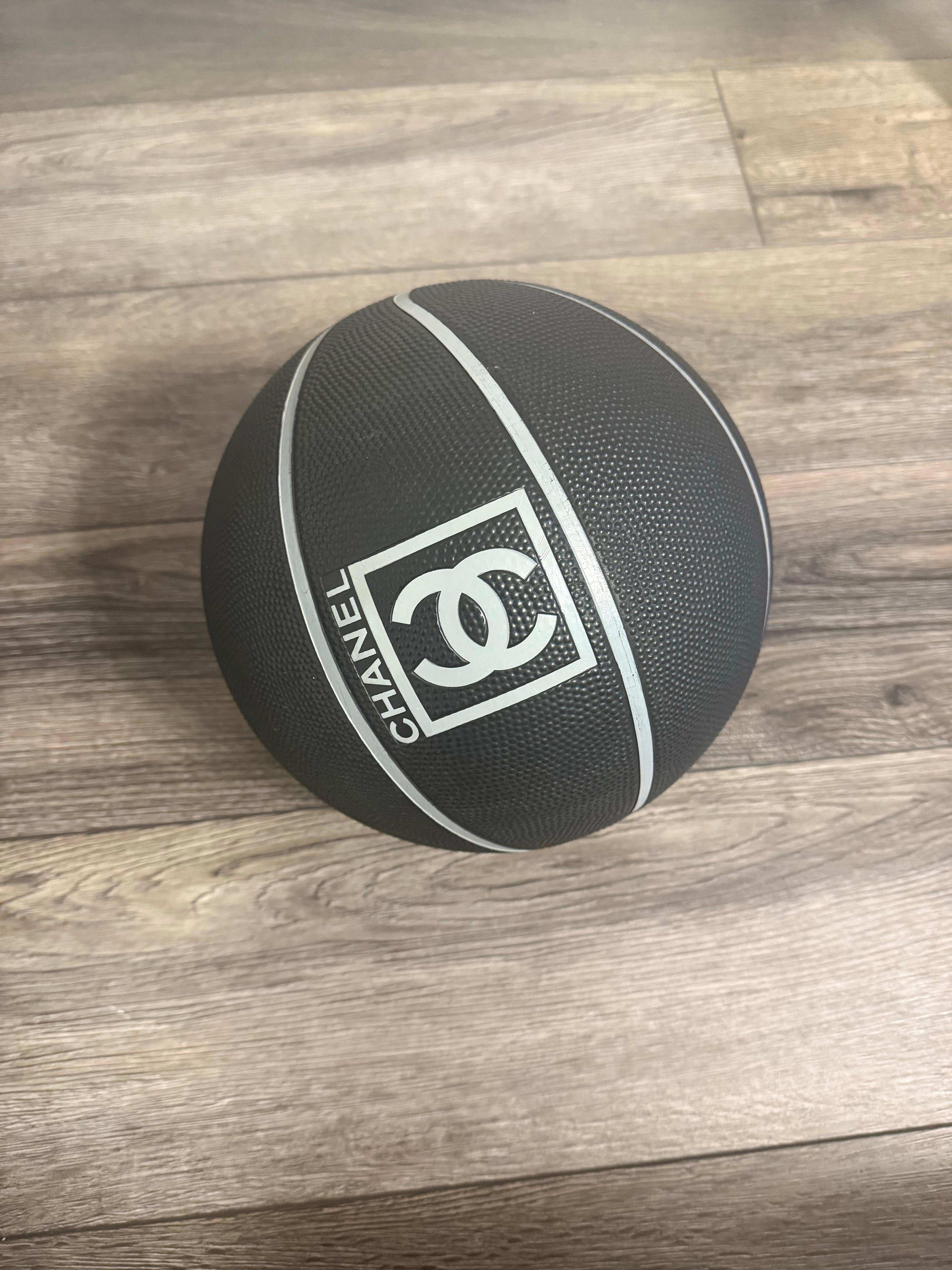 Pallone da basket Chanel Vintage Limited Edition, 2004 in vendita 3