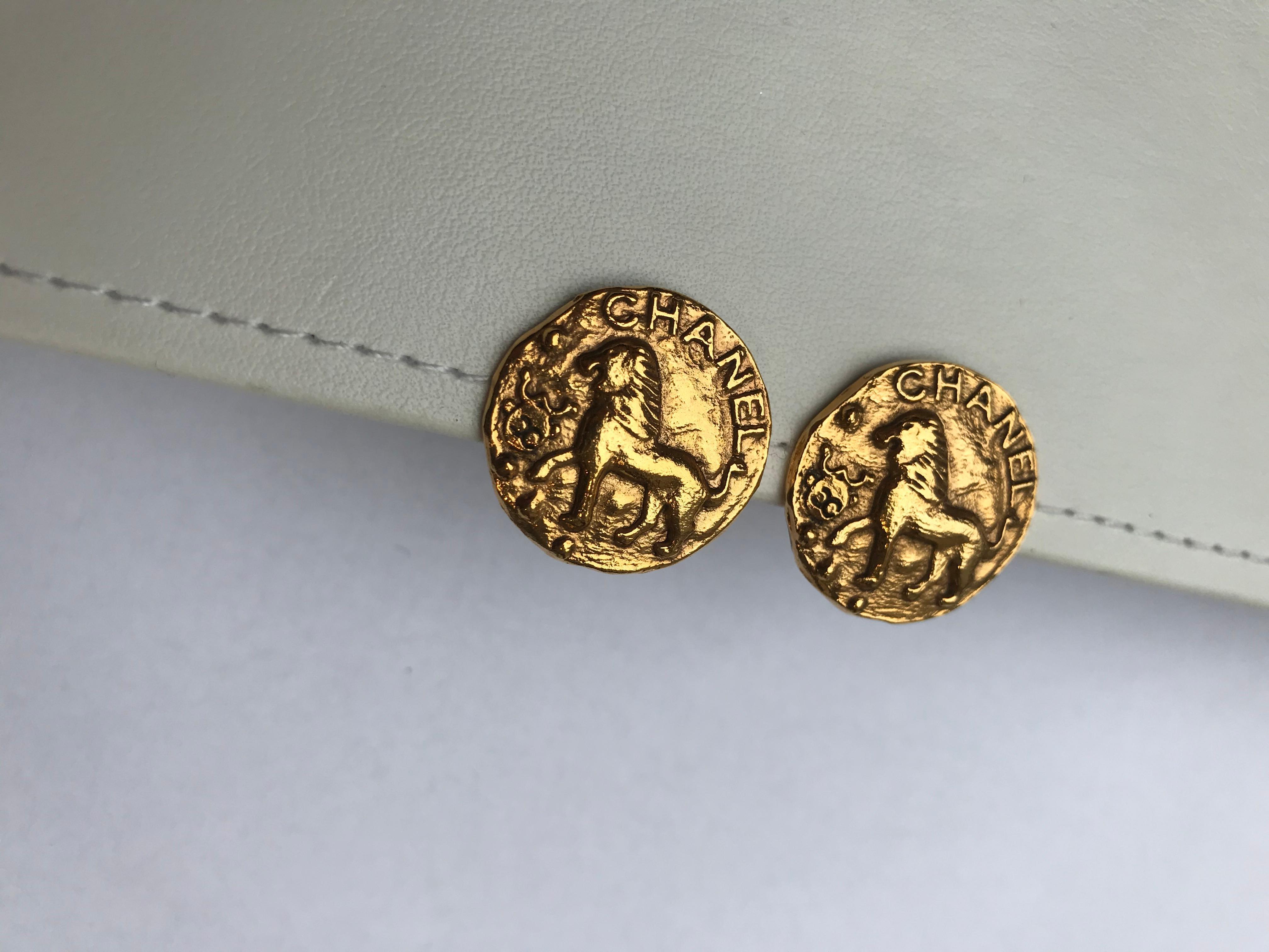 Chanel Vintage Lion Clip-On Earrings In Good Condition For Sale In Roslyn, NY