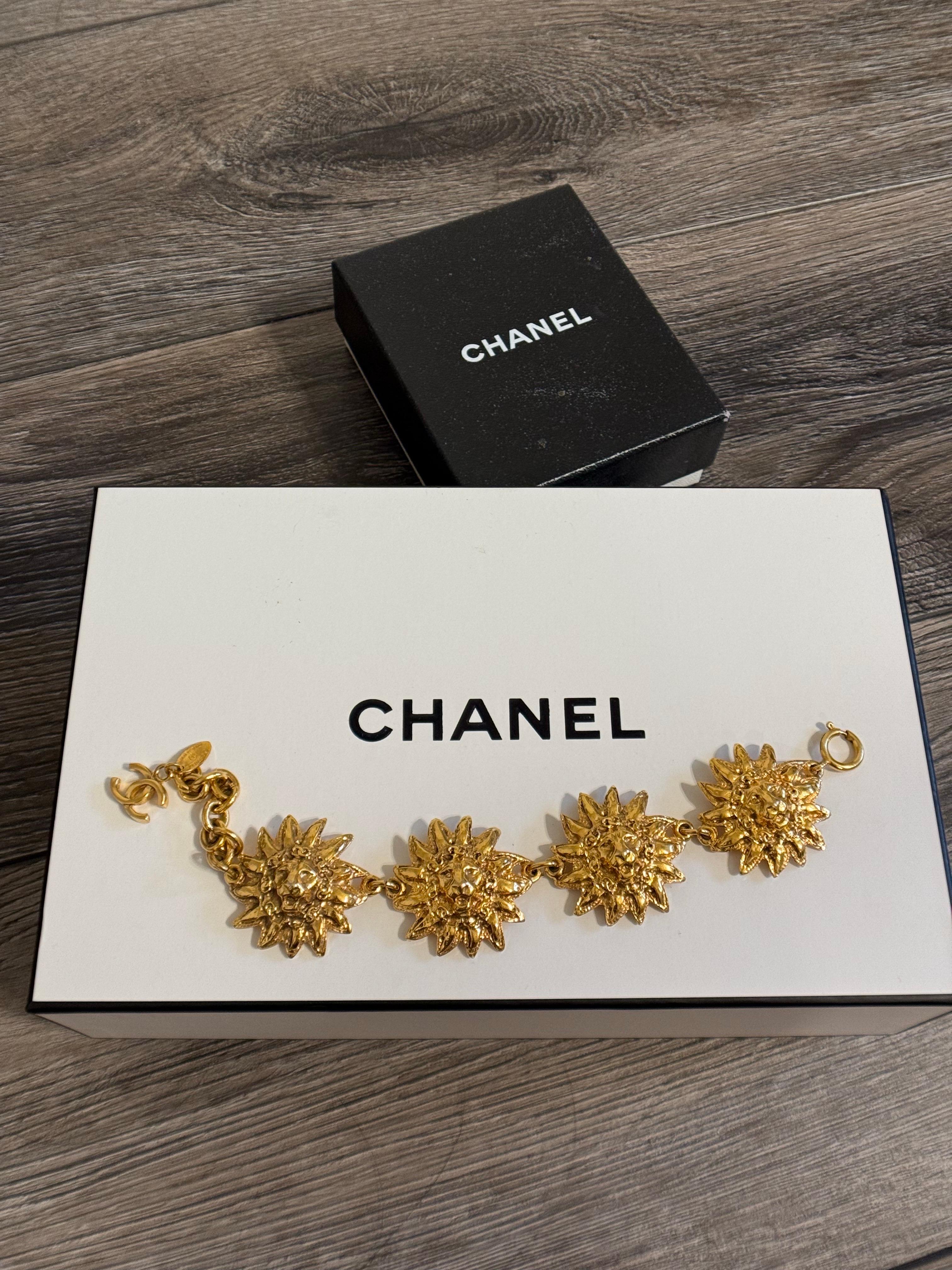 DETTAGLI:
Marchio di garanzia: Etichetta ovale Chanel
Prodotto in Francia
Placcato oro
Il bracciale è in buone condizioni e presenta un'usura minima.
Misure circa: 8,75 pollici
Viene fornito con scatola

INFORMAZIONI IMPORTANTI:
Questo articolo è un