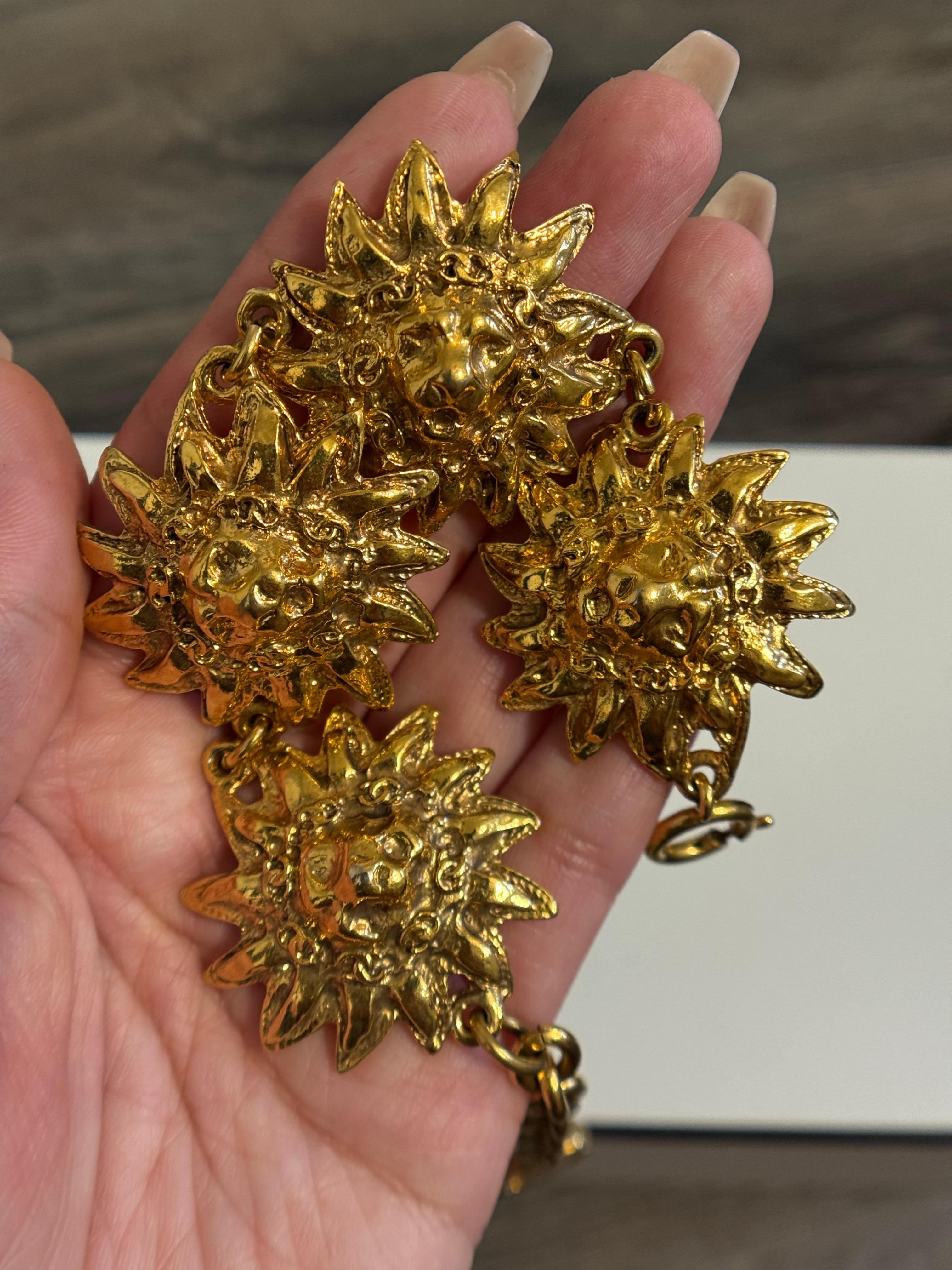 Bracciale vintage Chanel con medaglione a testa di leone, anni '80 ca. in vendita 2