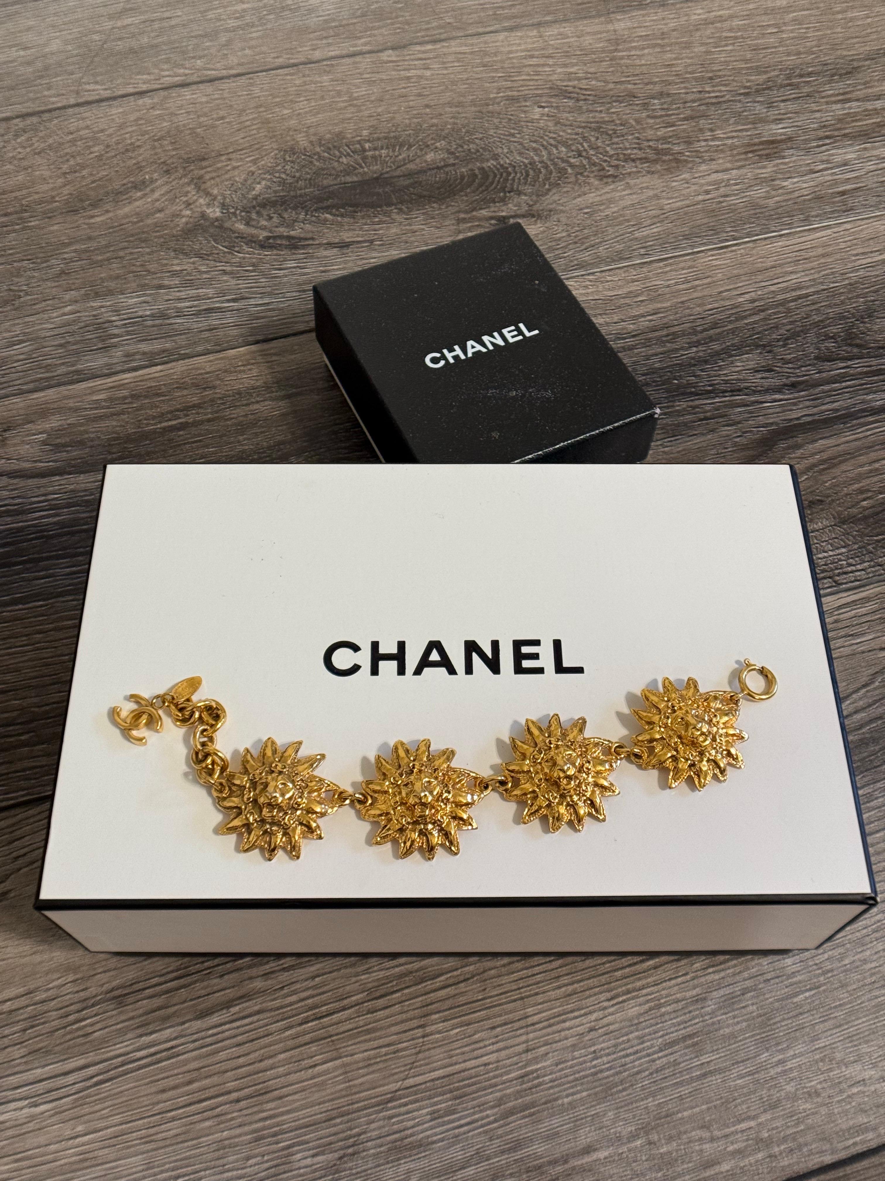 Bracciale vintage Chanel con medaglione a testa di leone, anni '80 ca. in vendita 3