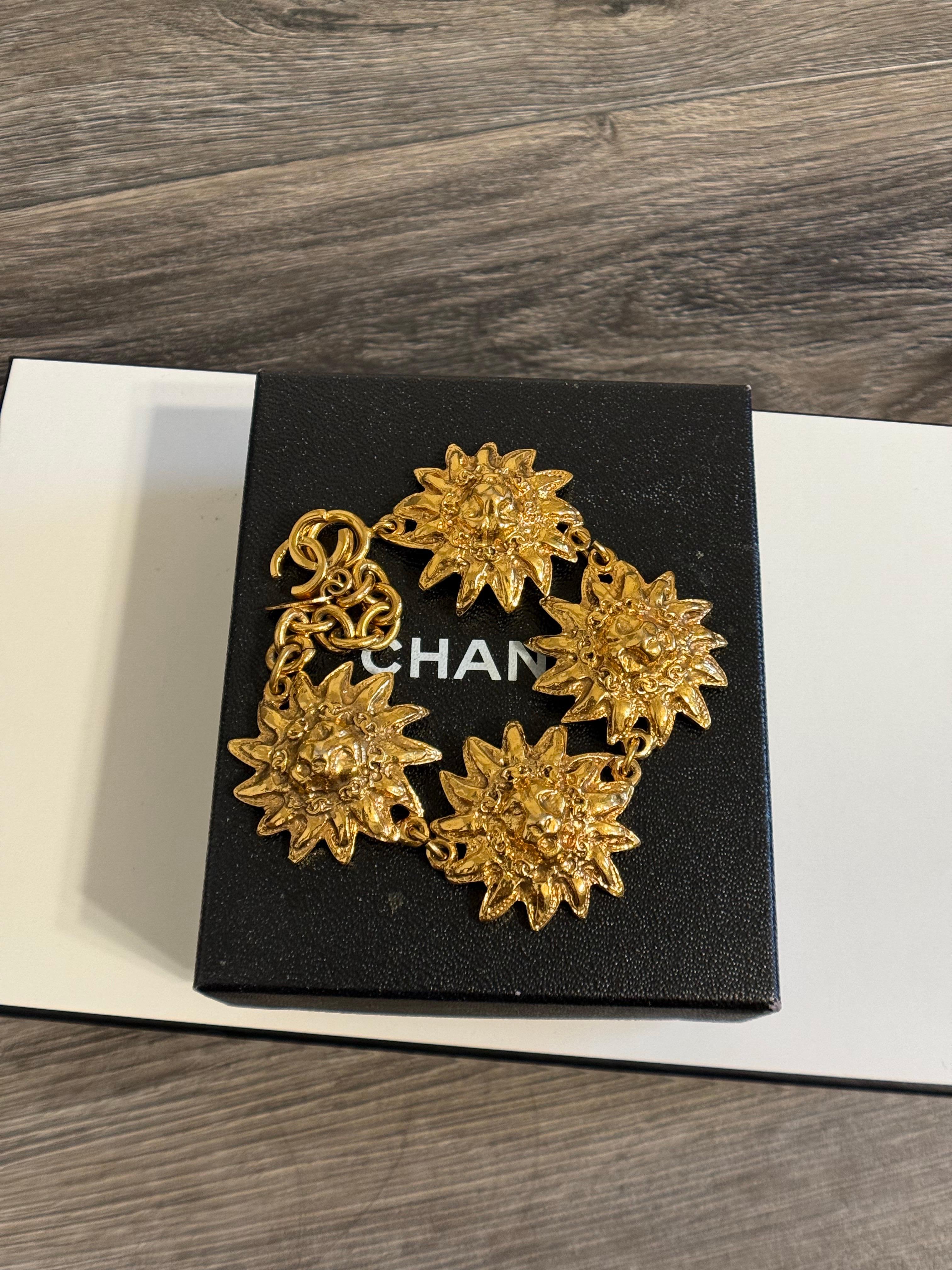 Bracciale vintage Chanel con medaglione a testa di leone, anni '80 ca. in vendita 4