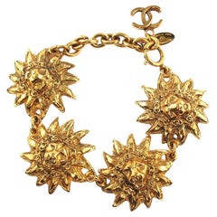 Bracciale vintage Chanel con medaglione a testa di leone, anni '80 ca.