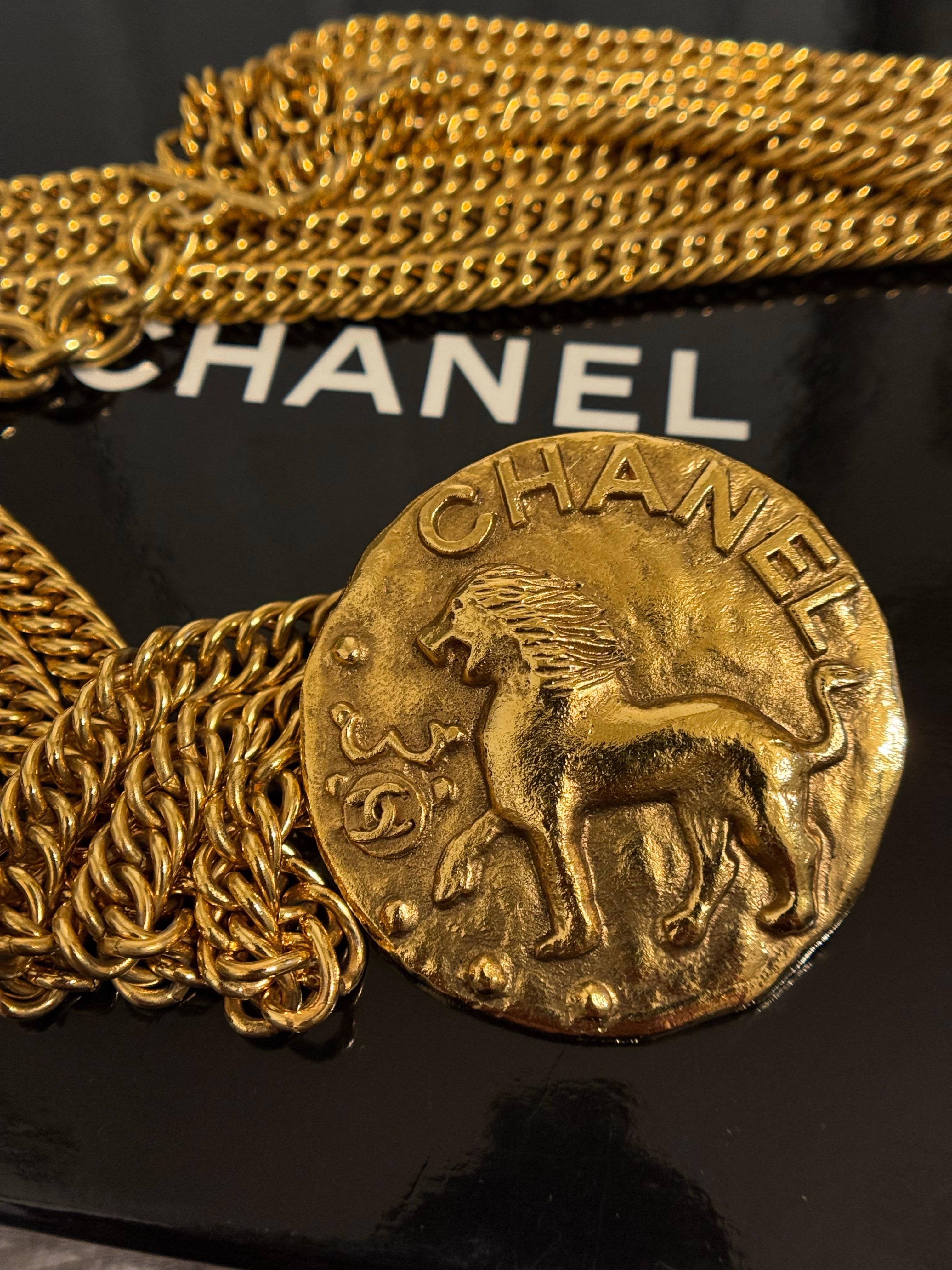 CHANEL Vintage Löwe Medaillon Dreifach-Kette Gold Halskette Gürtel im Angebot 5