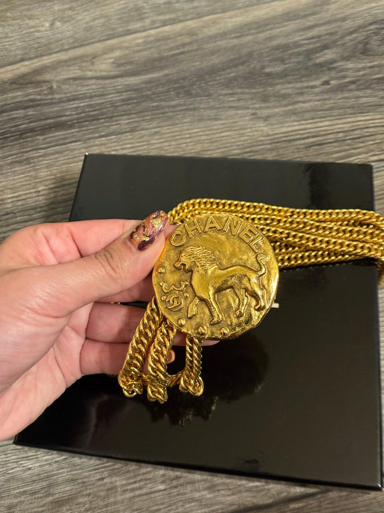 CHANEL Vintage Lion Medallion Triple Chain Gold Necklace  display picture 1