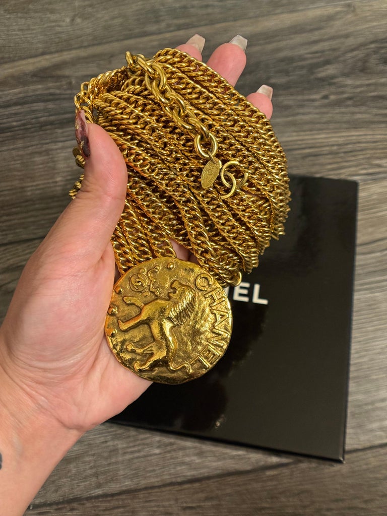 CHANEL Vintage Lion Medallion Triple Chain Gold Necklace  display picture 1