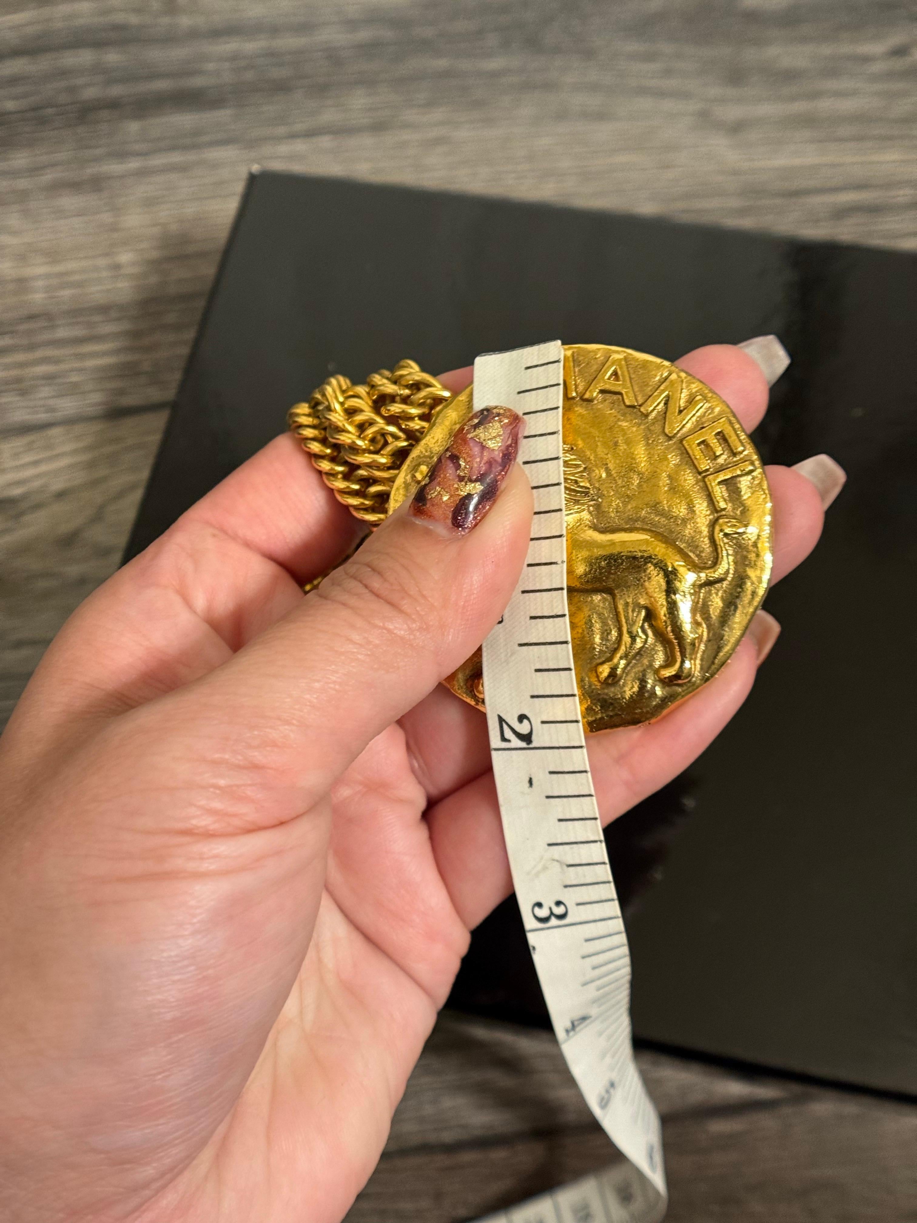 CHANEL Vintage Löwe Medaillon Dreifach-Kette Gold Halskette Gürtel im Angebot 1