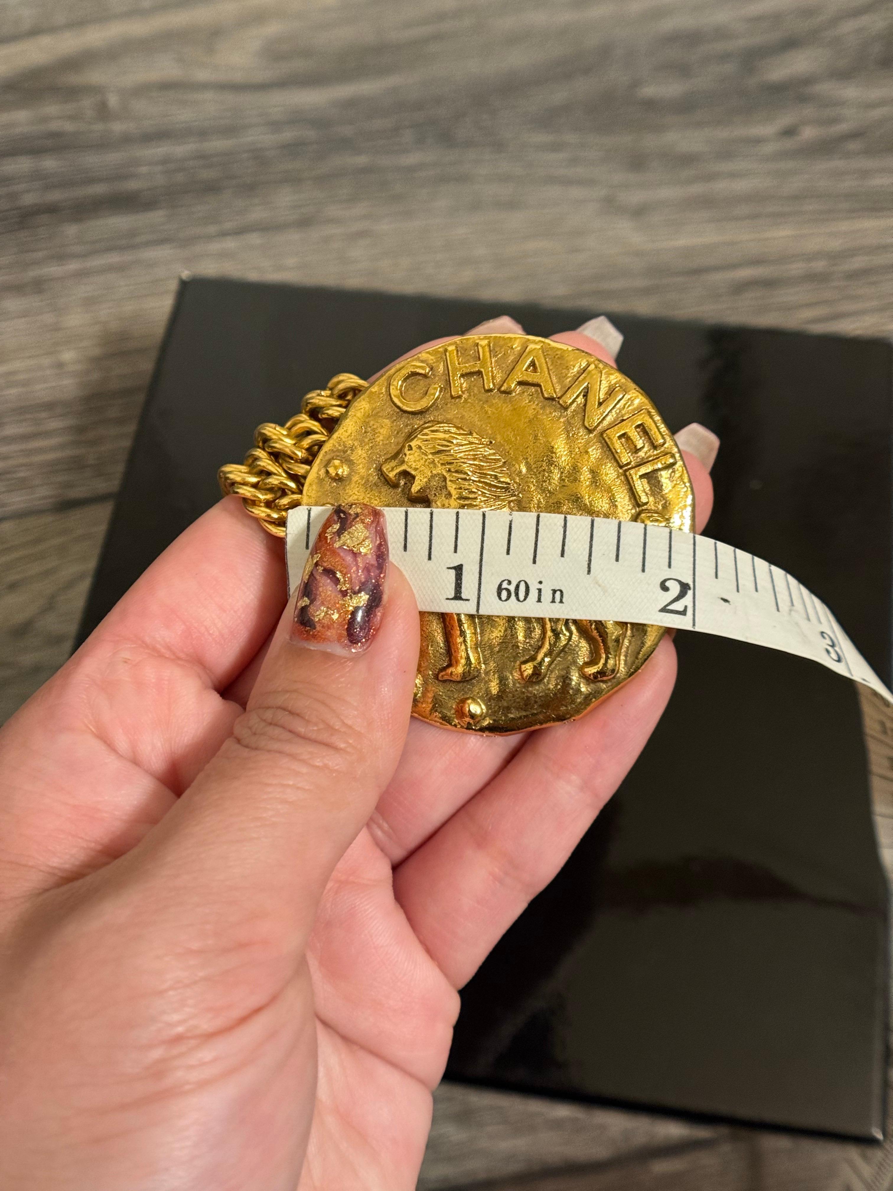 CHANEL Vintage Löwe Medaillon Dreifach-Kette Gold Halskette Gürtel im Angebot 2