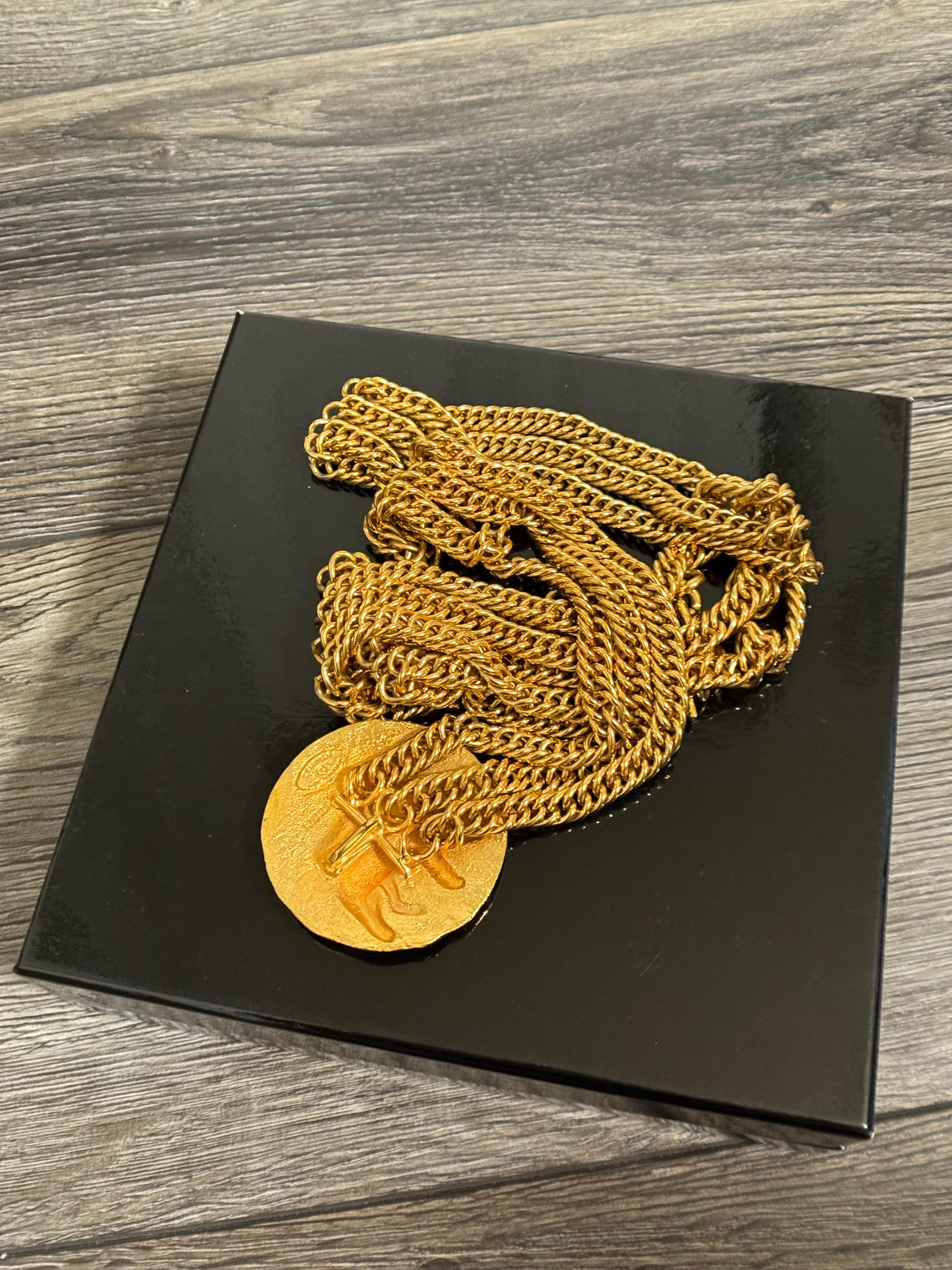 CHANEL Vintage Löwe Medaillon Dreifach-Kette Gold Halskette Gürtel im Angebot 3