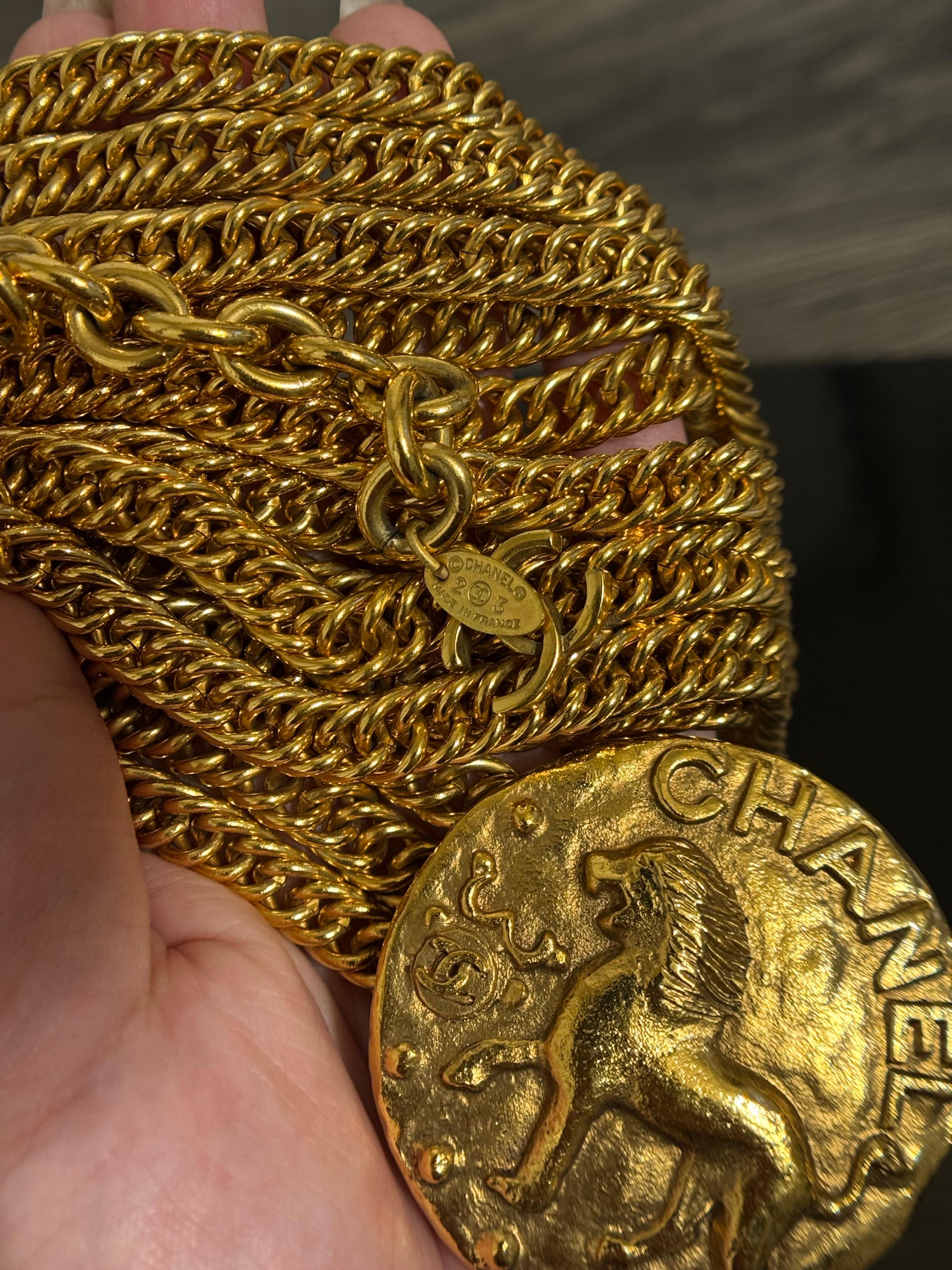 CHANEL Vintage Löwe Medaillon Dreifach-Kette Gold Halskette Gürtel im Angebot 4