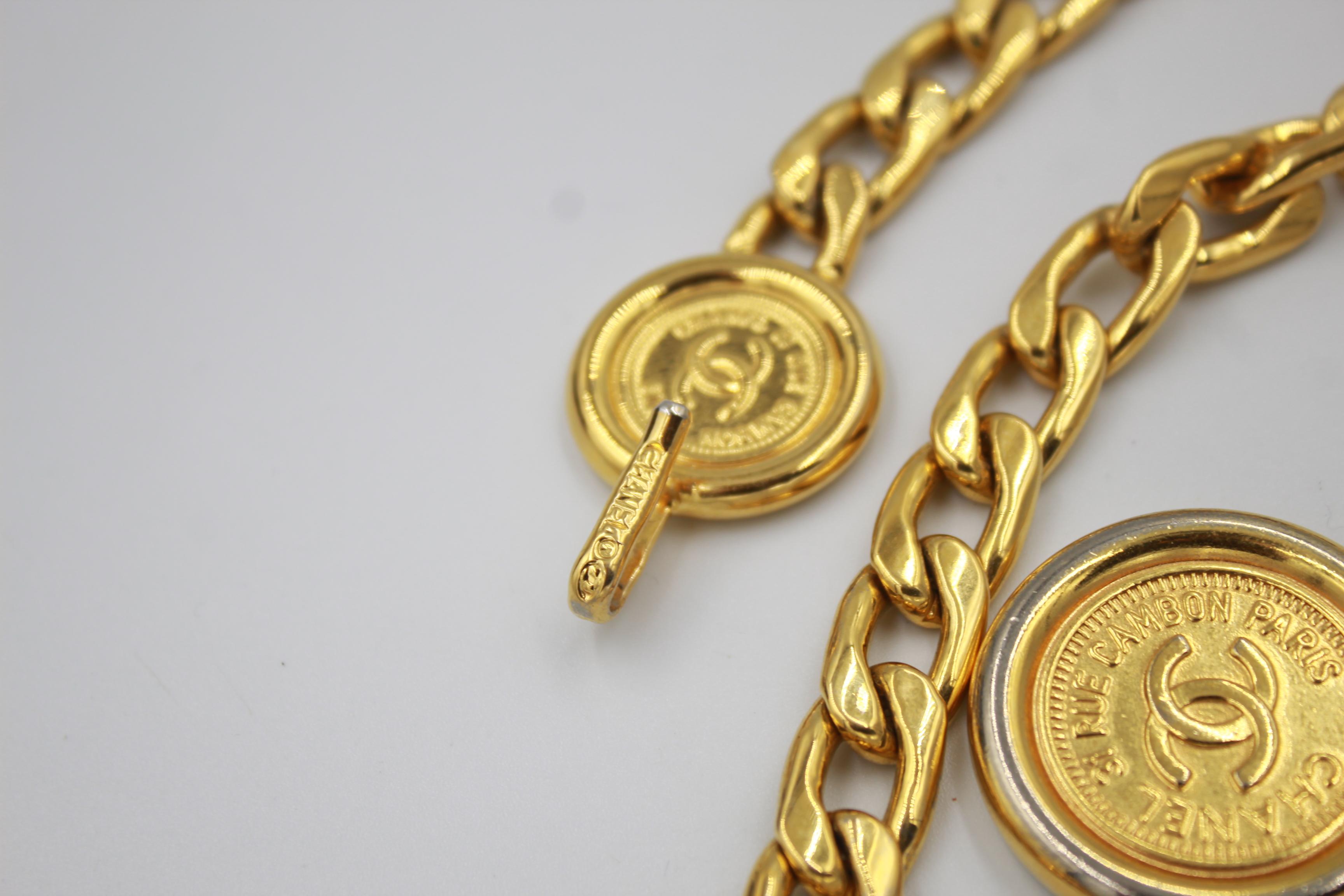Women's or Men's Chanel vintage logo belt in gold metal – size 90 For Sale