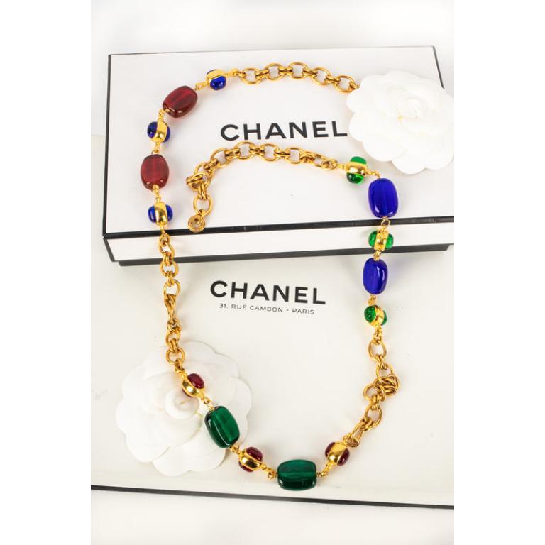 Chanel - (Made in France) Long golden metal necklace with glass pearls. Jewelry from the 1990s.

Additional information:
Condition: Very good condition
Dimensions: Length: 82 cm

Seller Reference: CB151