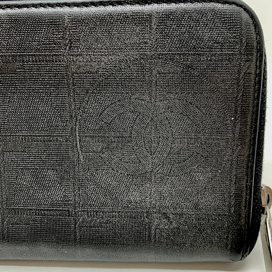 CHANEL Vintage Long Wallet in Black Leather with Silver Printed CC (slightly faded color). 
Made in France.
It opens with a zip. The interior is composed of: 2 large bill slots, 4 small card slots, 2 gussets and a zipped pocket in the middle.