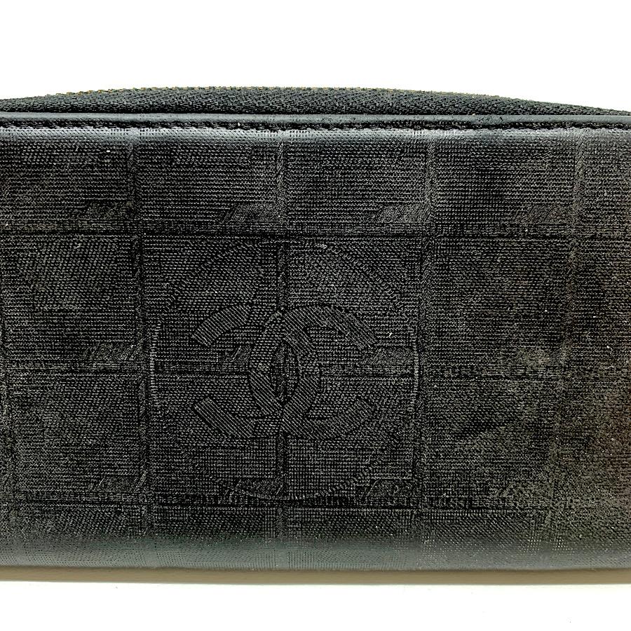 Women's or Men's CHANEL Vintage Long Wallet in Black Leather with Silver Printed CC  For Sale