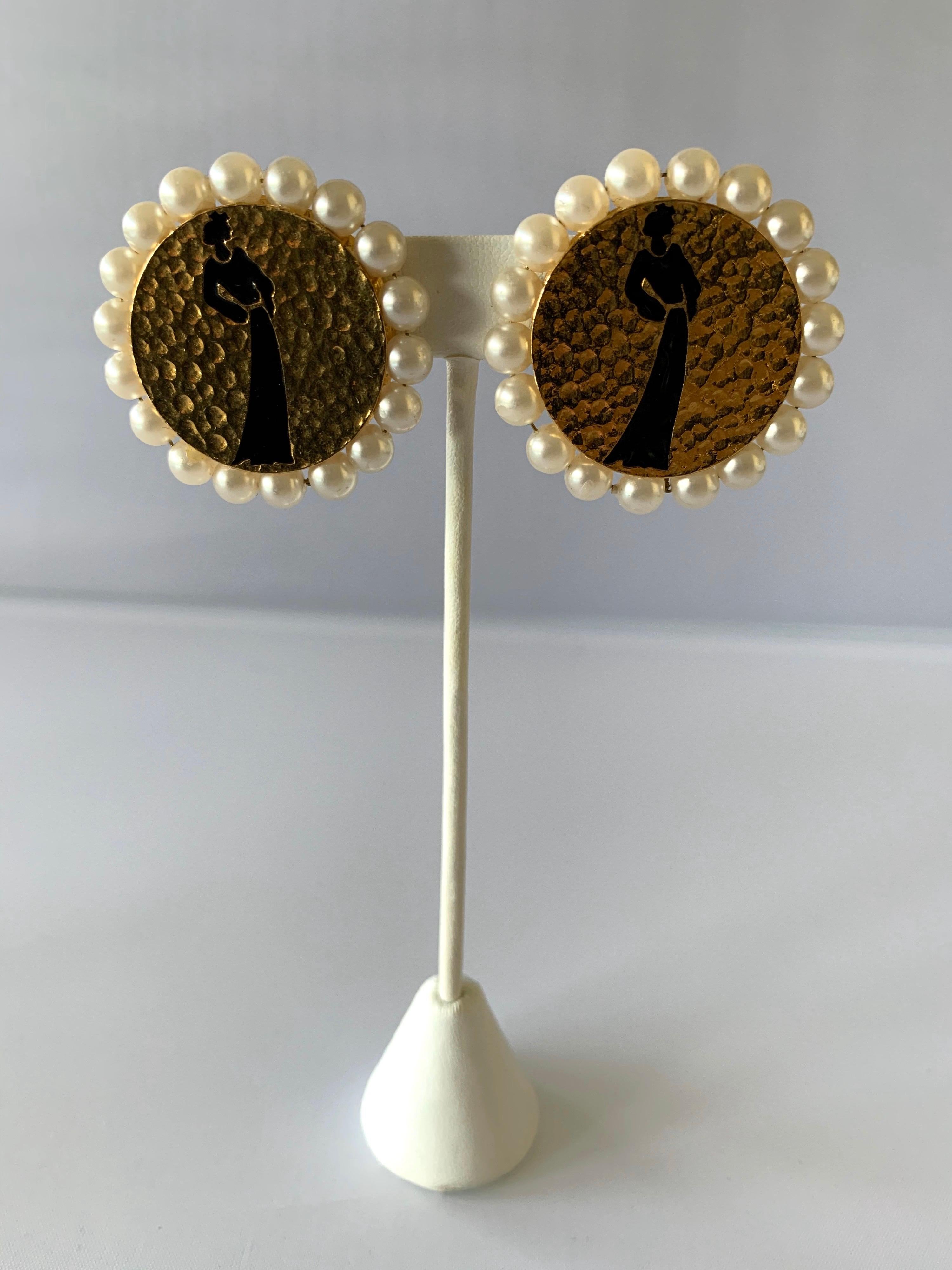 Chanel Vintage Mademoiselle Silhouette  Pearl Clip-On Earrings In Excellent Condition In Palm Springs, CA