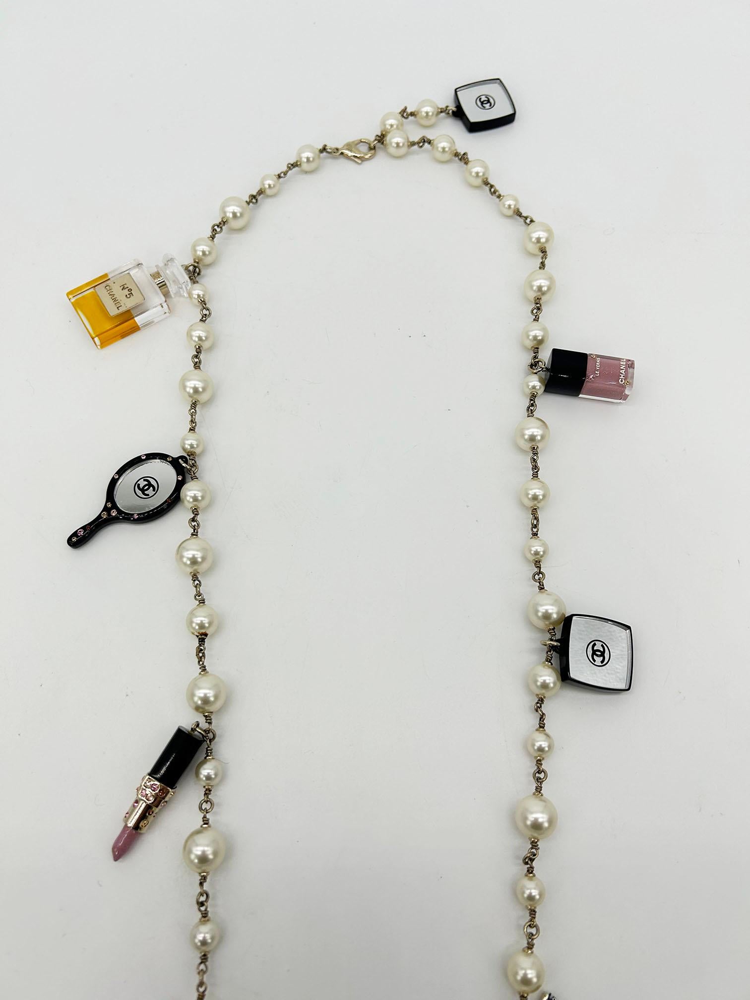 Chanel Vintage Make Up Charm Beaded Pearl Chain Necklace In Excellent Condition For Sale In Philadelphia, PA