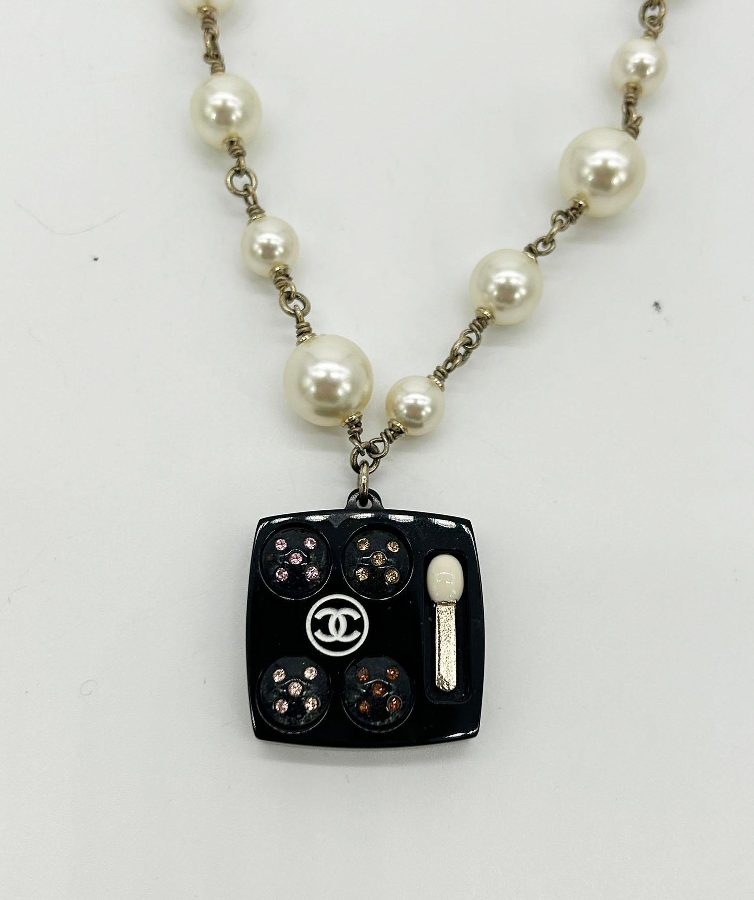 Chanel Vintage Make Up Charm Beaded Pearl Chain Necklace For Sale 2