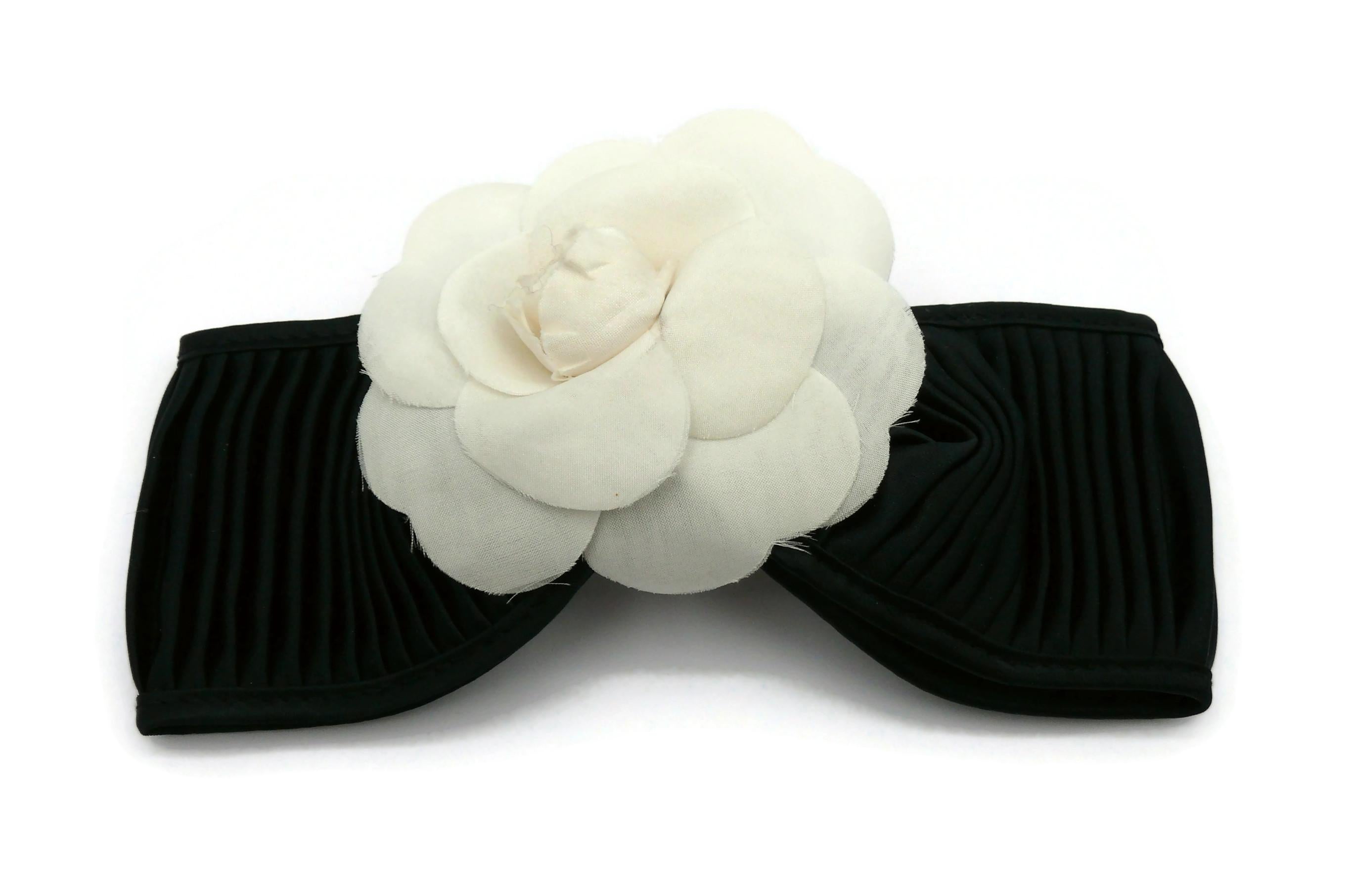 CHANEL vintage massive black and white fabric camellia bow hair clip.

Embossed CHANEL Made in France.

Indicative measurements : length approx. 17 cm (6.69 inches) / max. width approx. 7 cm (2.76 inches).

NOTES
- This is a preloved vintage item,