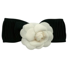 CHANEL Vintage Massiver schwarz-weißer Kamelienschleife Haarclip mit Schleife