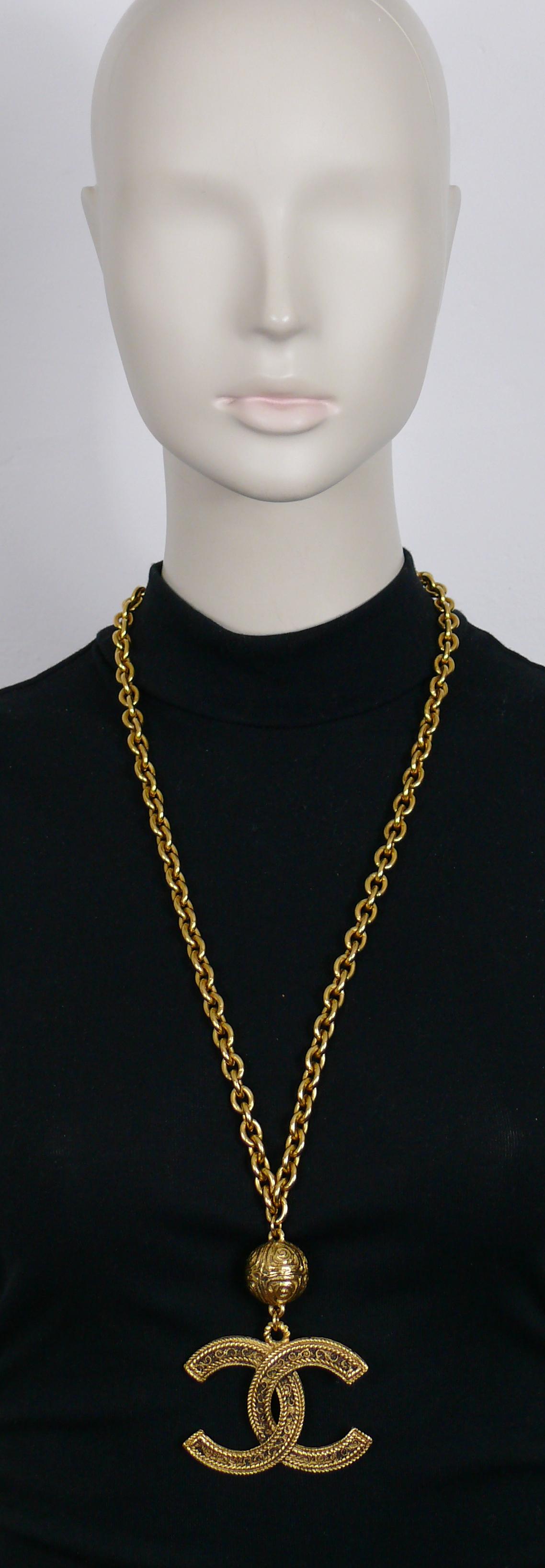 CHANEL vintage chunky gold tone chain necklace featuring a massive antiqued gold tone CC logo pendant.

Spring clasp closure.

Embossed CHANEL 1985 Made in France on a metal tag (near the clasp).
Embossed CHANEL and reference number (unreadable) on