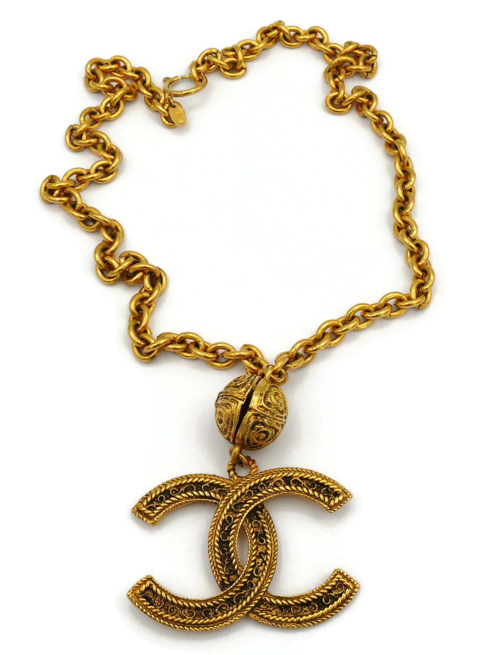 CHANEL Vintage Massive CC Logo Pendant Necklace, 1985 In Good Condition For Sale In Nice, FR