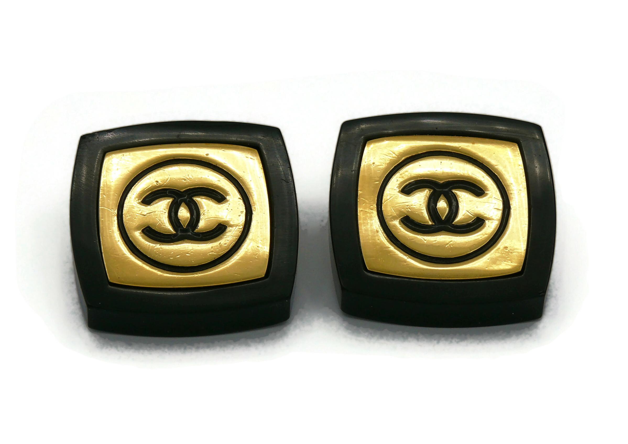 CHANEL Vintage Massive Compact Powder Style Resin Clip-On Earrings In Good Condition For Sale In Nice, FR