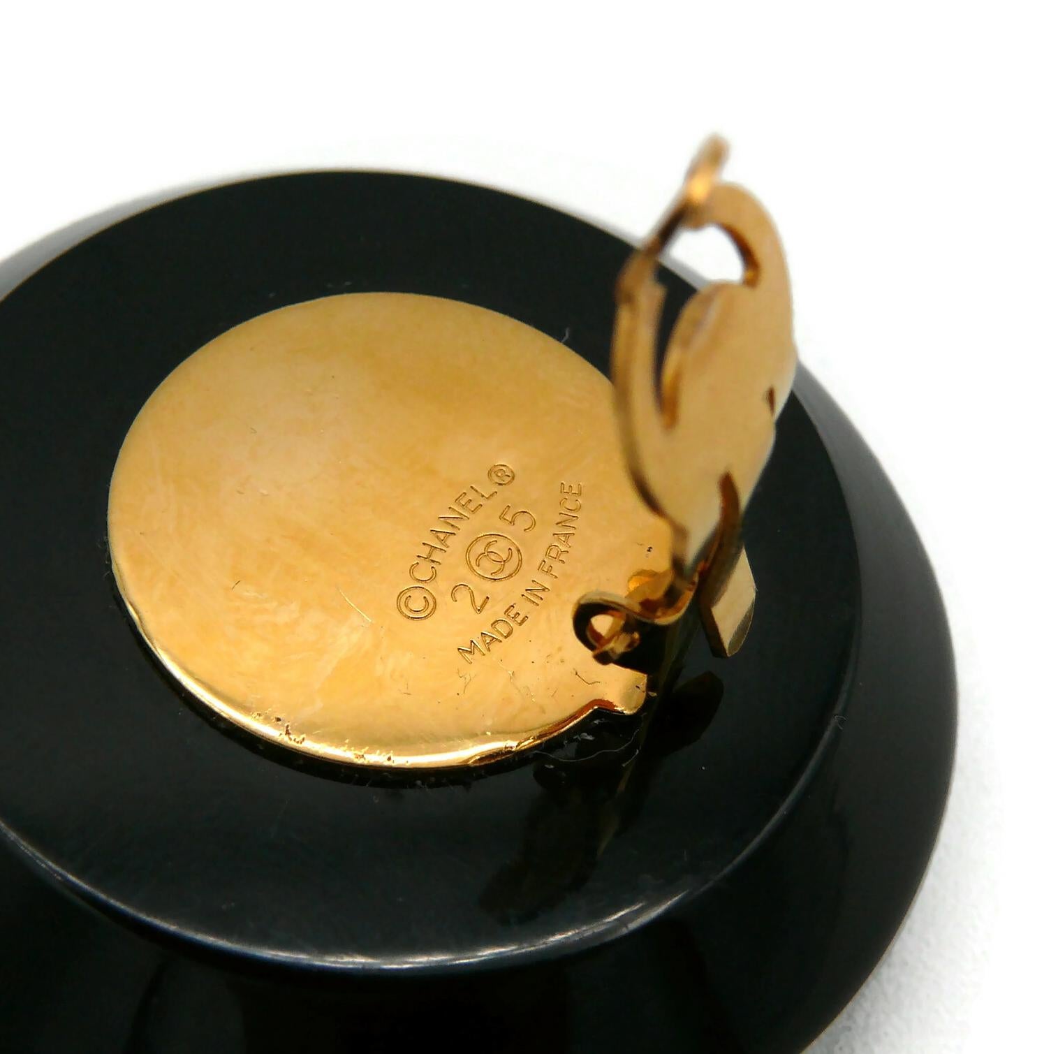 CHANEL Vintage Pendientes de clip con perlas de imitación de resina negra, 1990 en venta 10