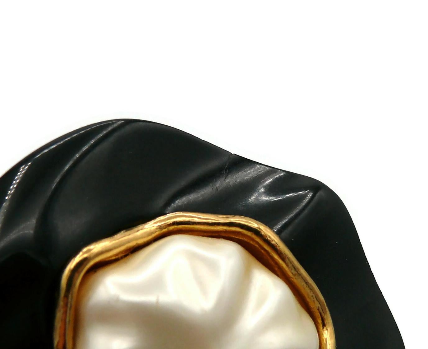 CHANEL Vintage Massive Creased Black Resin Faux Pearl Clip On Earrings, 1990 For Sale 13