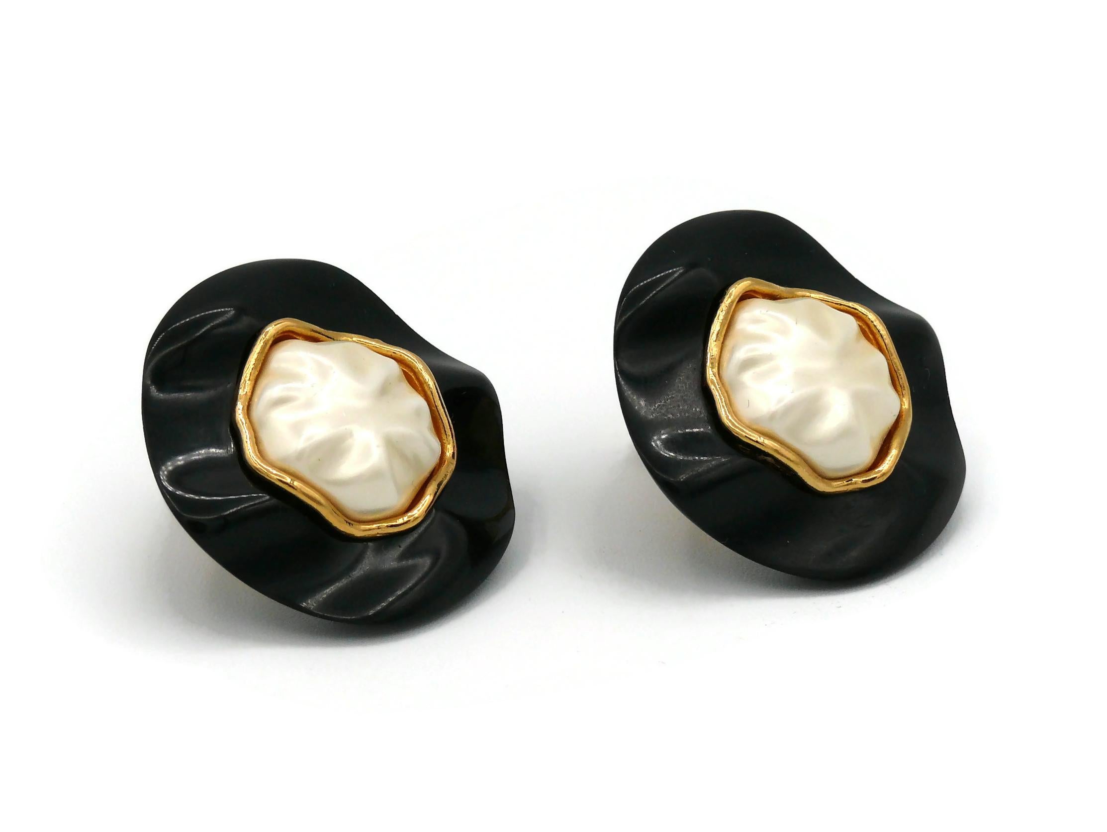 CHANEL Vintage Massive Creased Black Resin Faux Pearl Clip On Earrings, 1990 In Good Condition For Sale In Nice, FR