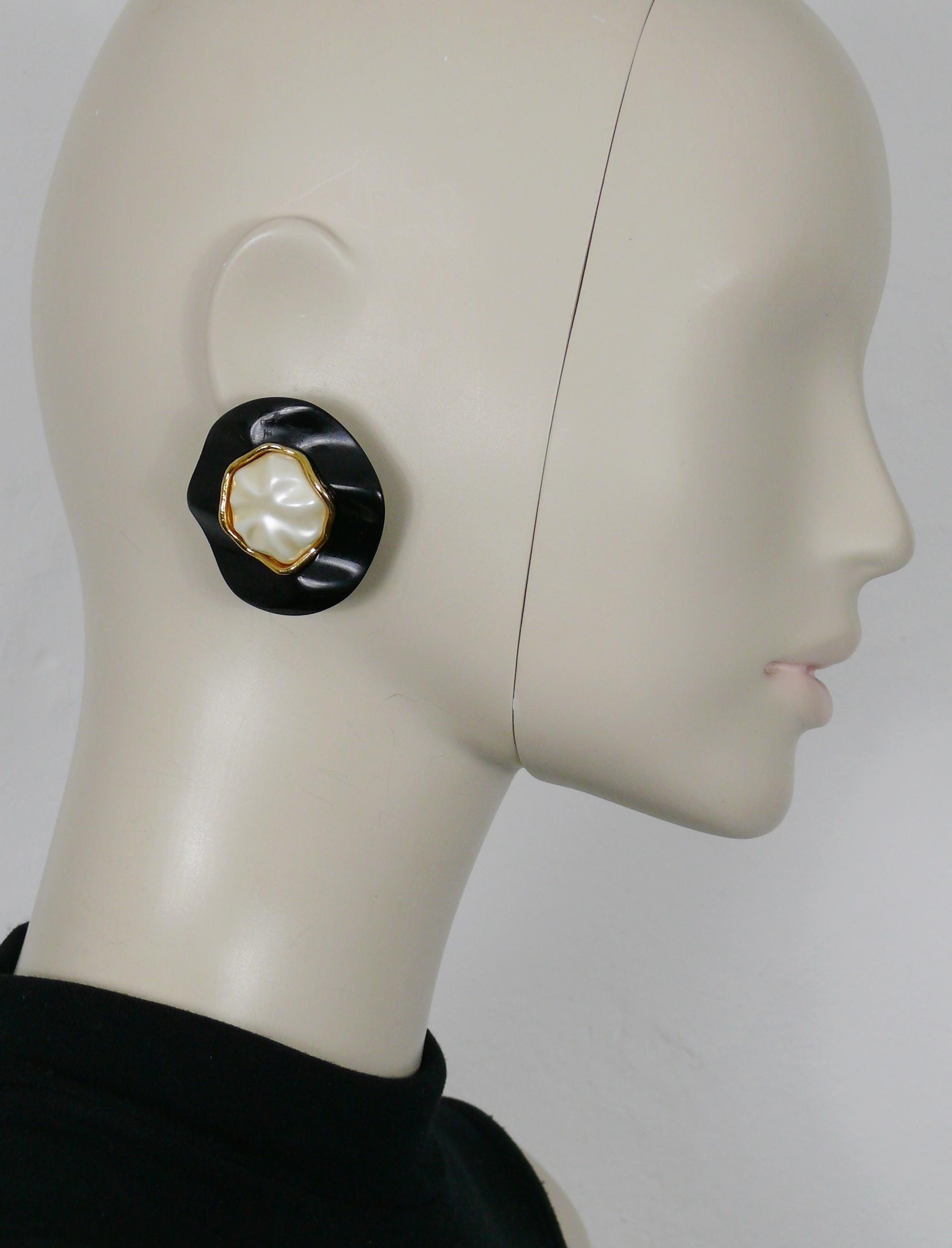 CHANEL by KARL LAGERFELD vintage massive creased black resin clip-on earrings embellished with a large irregular shaped resin faux pearl.

Collection n°25 (year : 1990).

Embossed CHANEL 2 5 Made in France.

Indicative measurements : approx. 4.2 cm