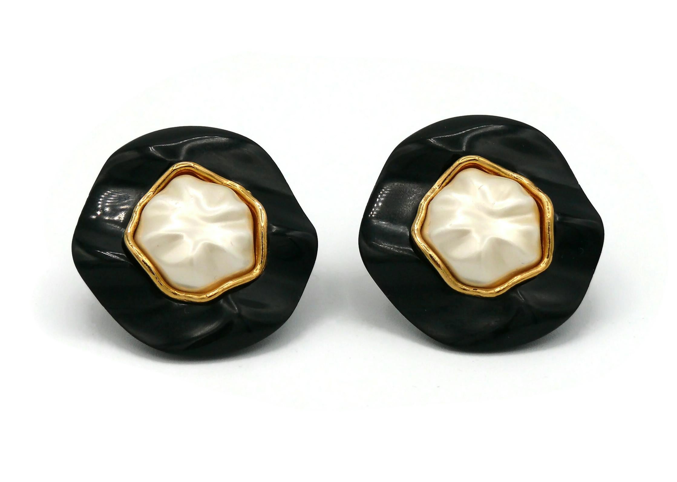 Women's CHANEL Vintage Massive Creased Black Resin Faux Pearl Clip On Earrings, 1990 For Sale