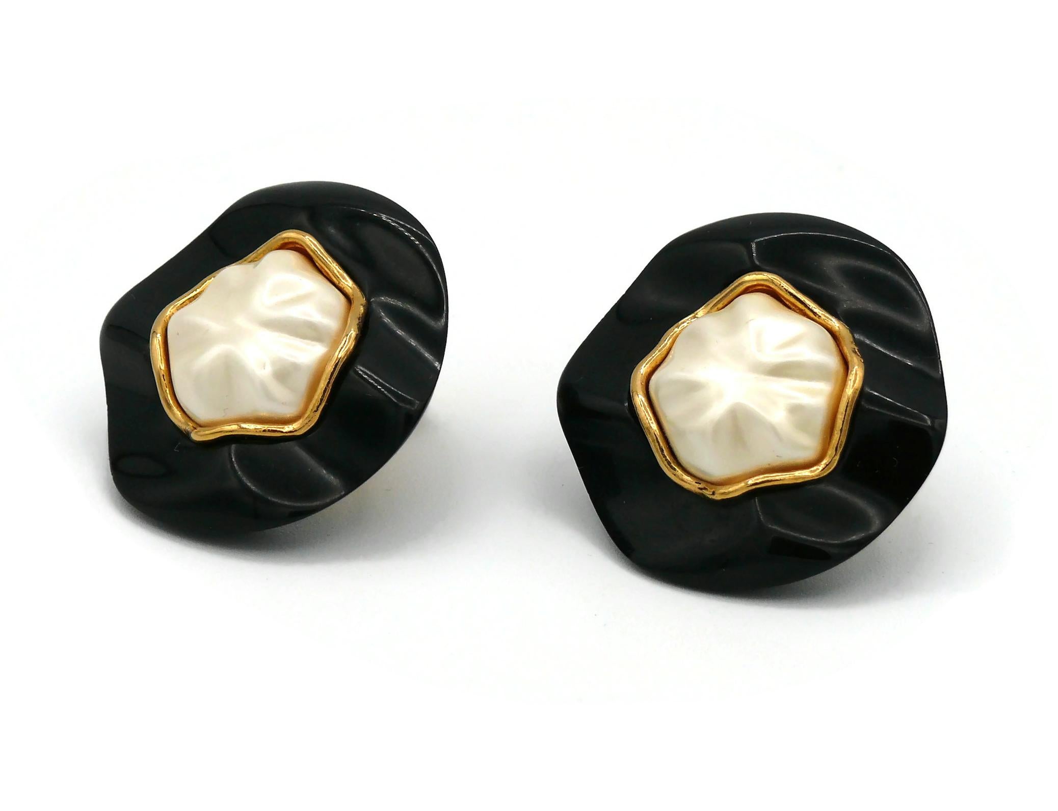 CHANEL Vintage Massive Creased Black Resin Faux Pearl Clip On Earrings, 1990 For Sale 1