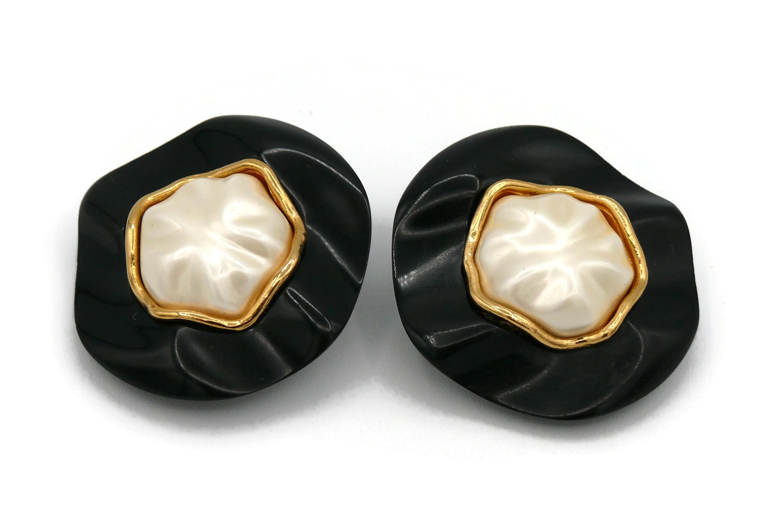 CHANEL Vintage Massive Creased Black Resin Faux Pearl Clip On Earrings, 1990 For Sale 2