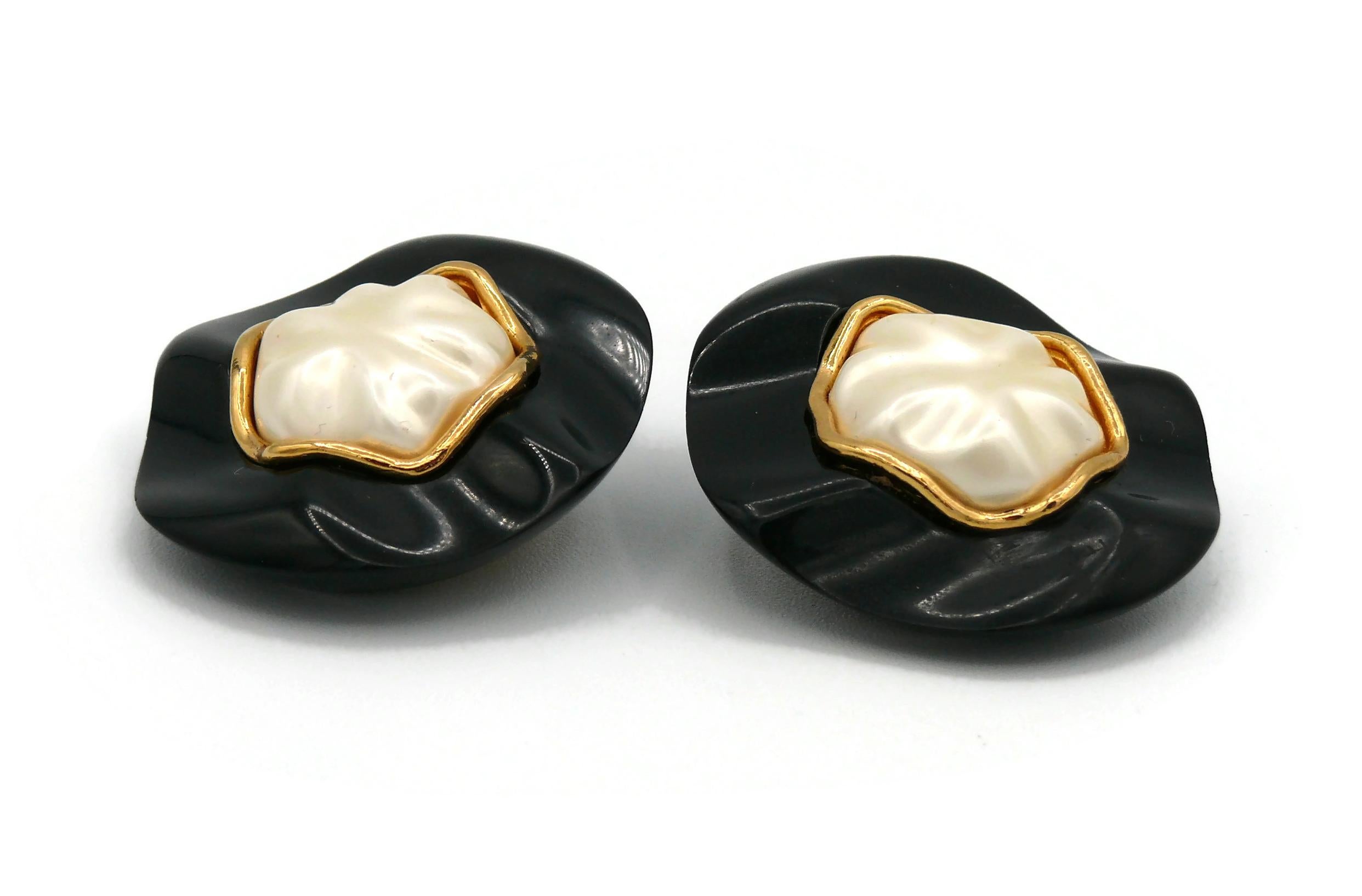 CHANEL Vintage Massive Creased Black Resin Faux Pearl Clip On Earrings, 1990 For Sale 3