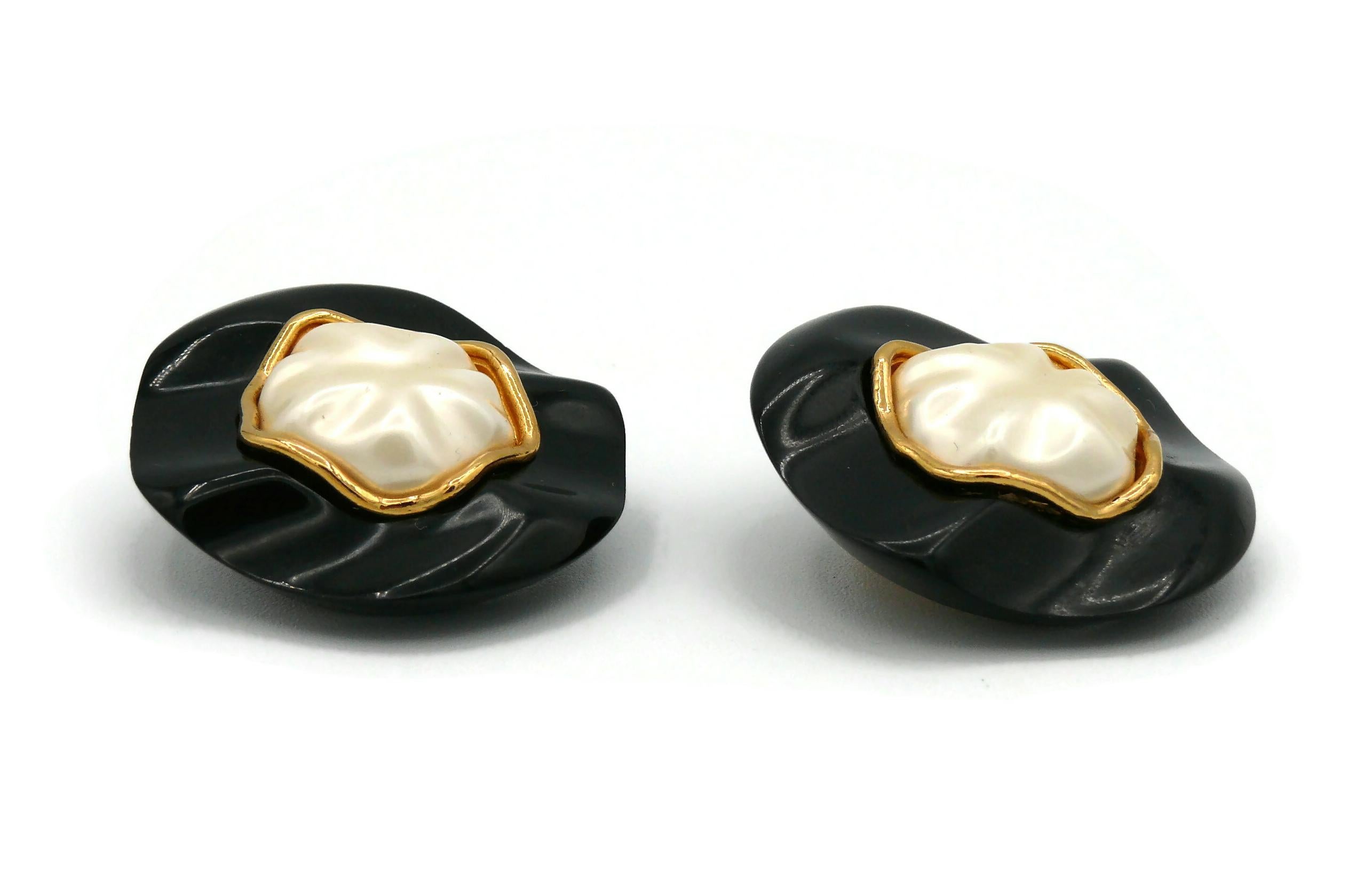 CHANEL Vintage Massive Creased Black Resin Faux Pearl Clip On Earrings, 1990 For Sale 4