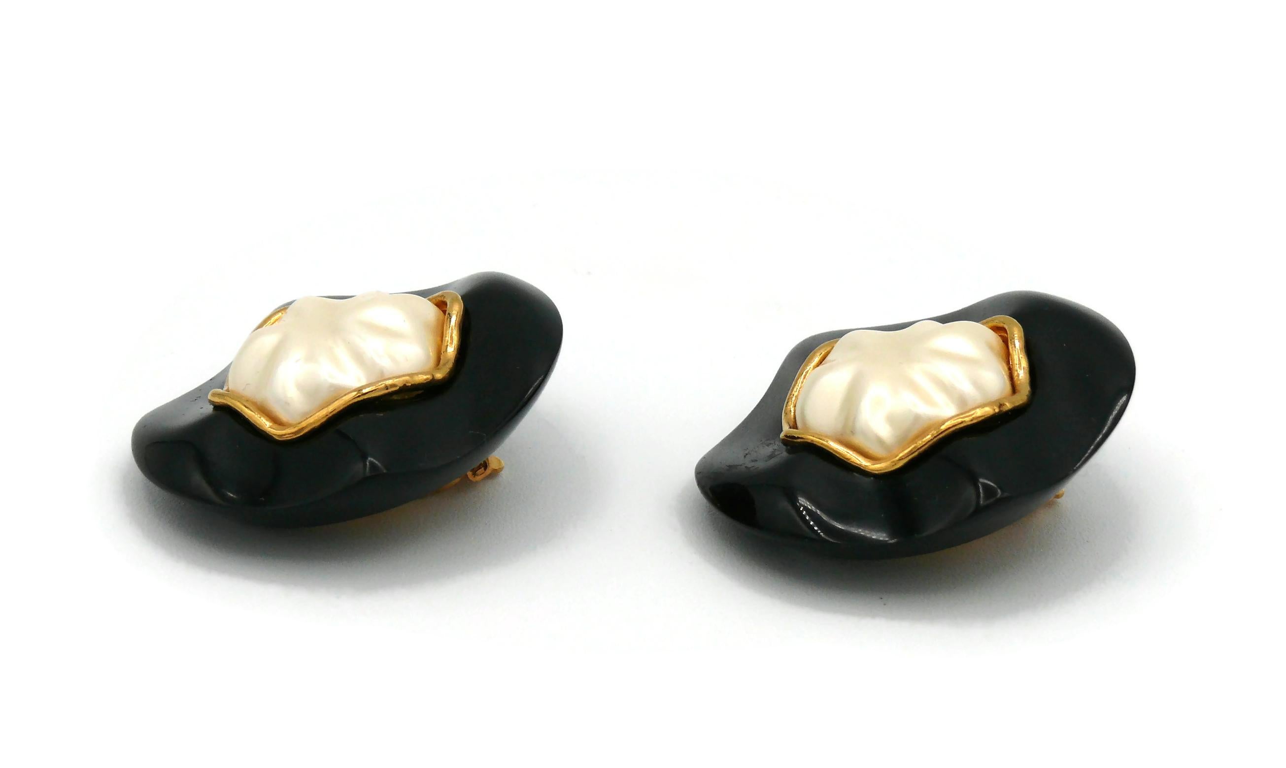 CHANEL Vintage Massive Creased Black Resin Faux Pearl Clip On Earrings, 1990 For Sale 5