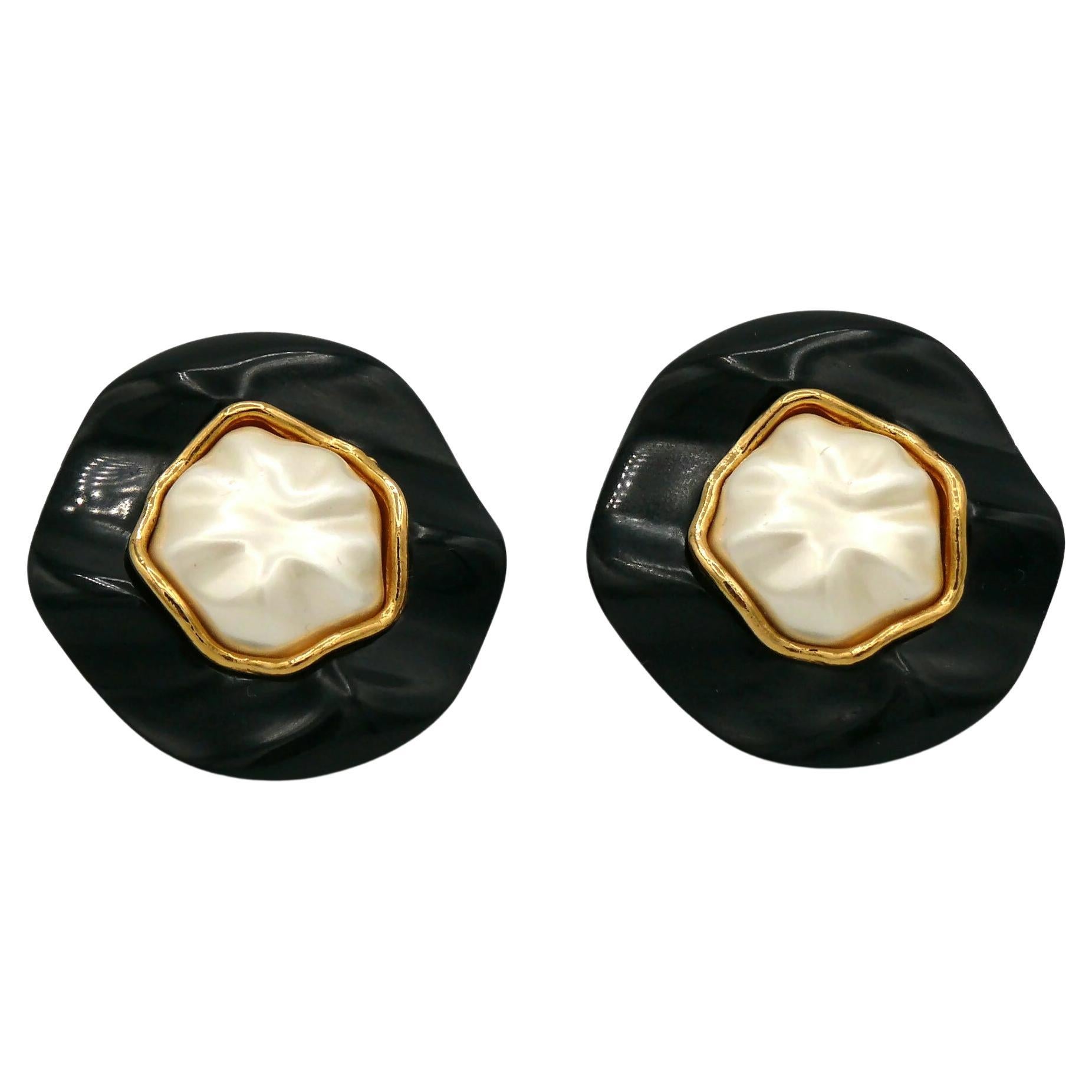 CHANEL Vintage Massive Creased Black Resin Faux Pearl Clip On Earrings, 1990 For Sale