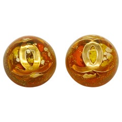 Chanel Vintage - Boucles d'oreilles à clip en résine massive et bombée, 1993