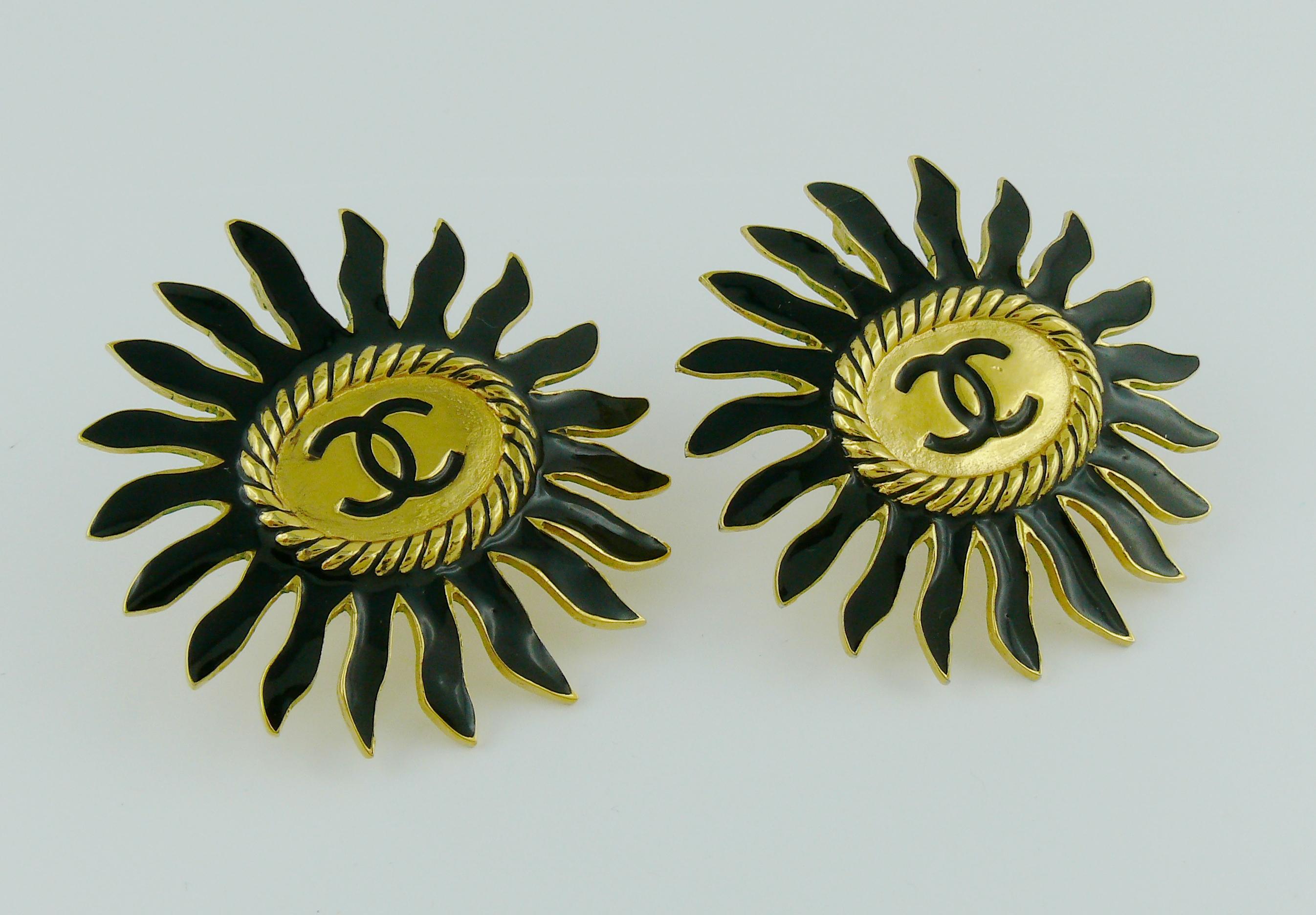 Chanel Vintage Massive Enamel Sunburst Clip On Earrings with CC Monogram In Fair Condition In Nice, FR