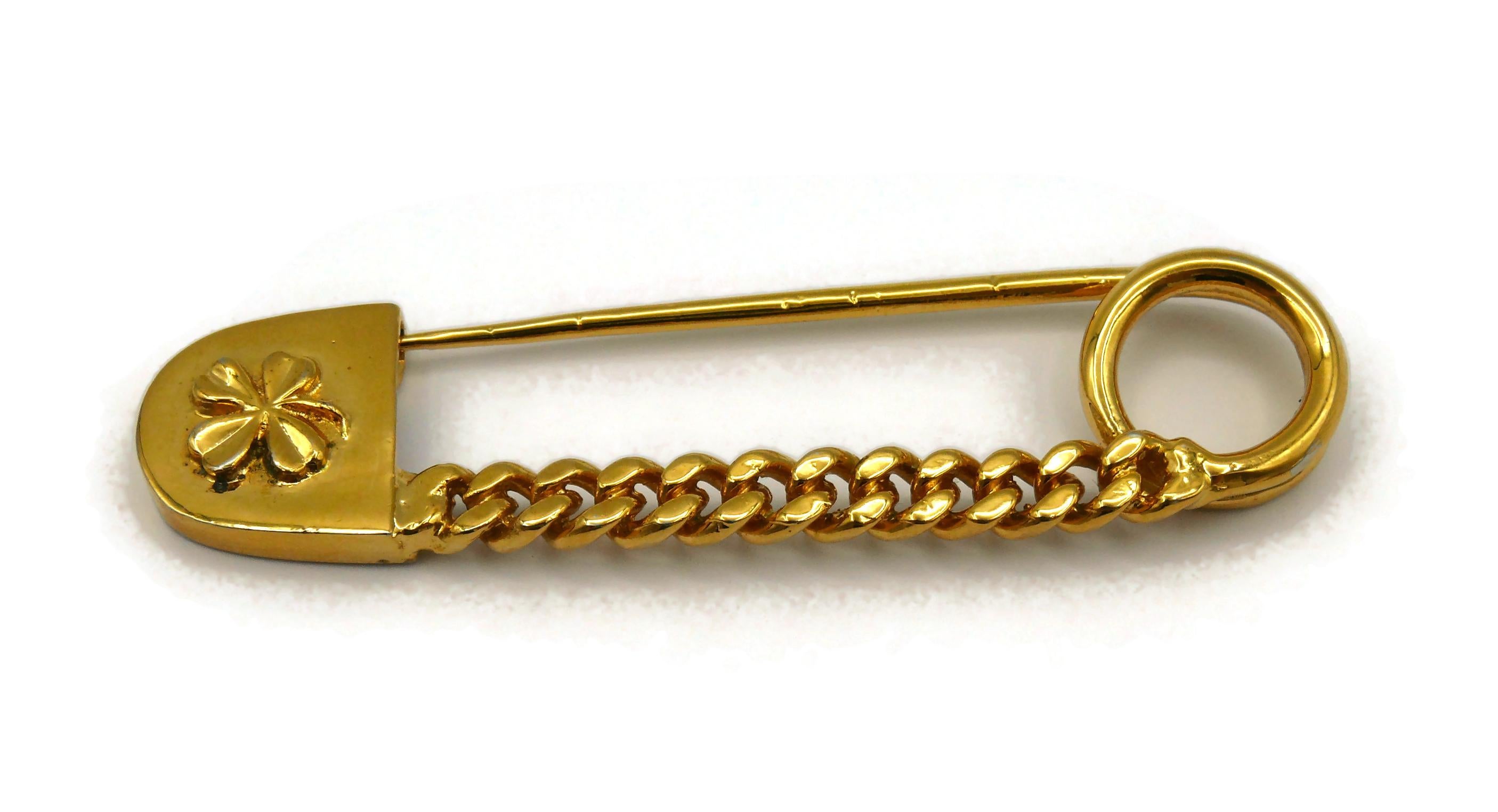 CHANEL Vintage Massive Gold Tone Chain & Clover Safety Pin Brooch In Good Condition For Sale In Nice, FR