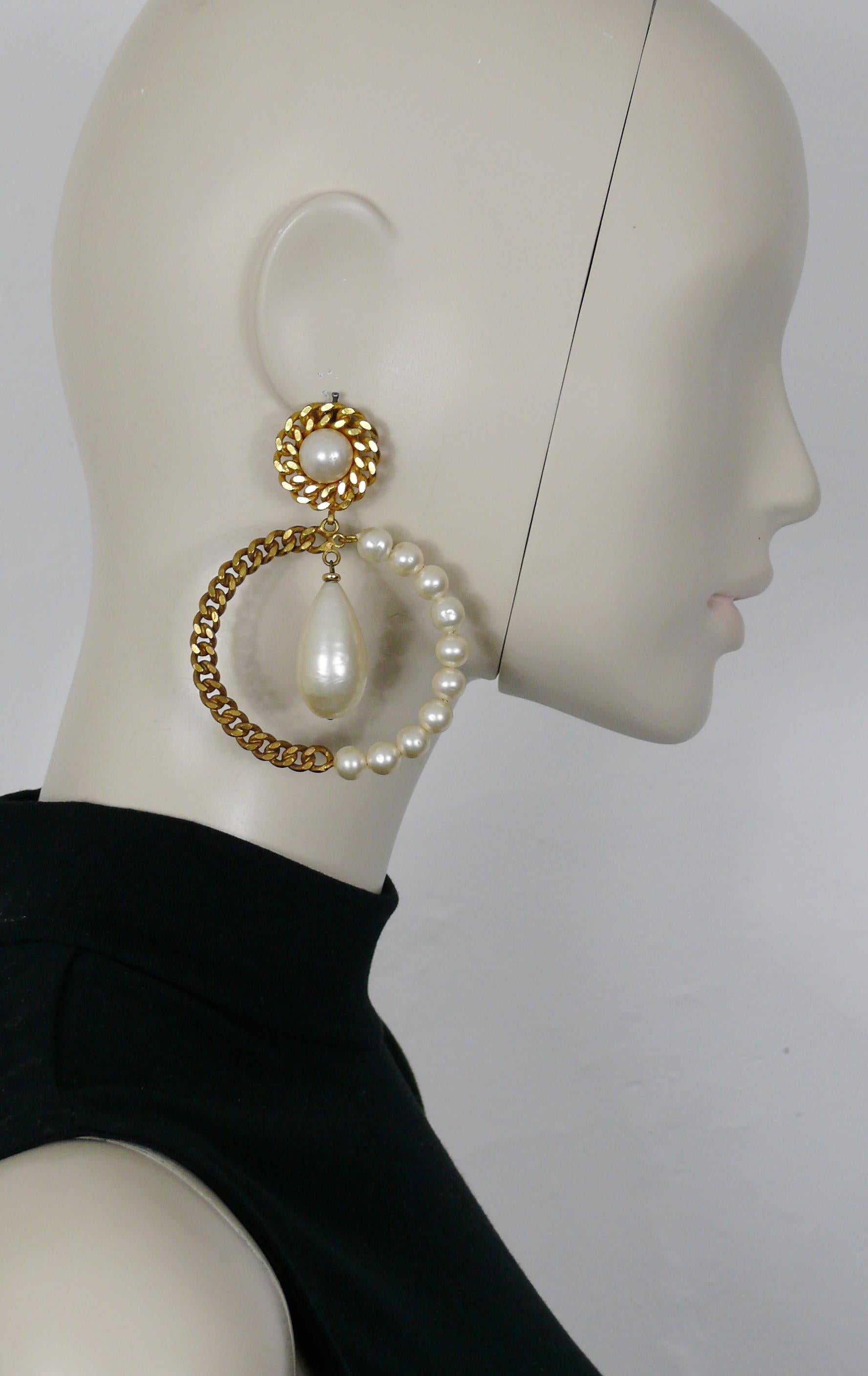 CHANEL vintage massive and iconic gold toned chain and faux pearl hoop hearrings (clip-on) featuring a large pearl drop.

Embossed CHANEL Made in France.

Indicative measurements : height approx. 8.7 cm (3.43 inches) / max. diameter approx. 6.5 cm